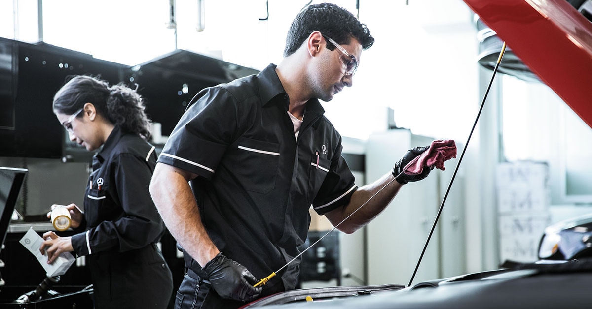 Mercedes-Service-oil-check-dipstik.jpg