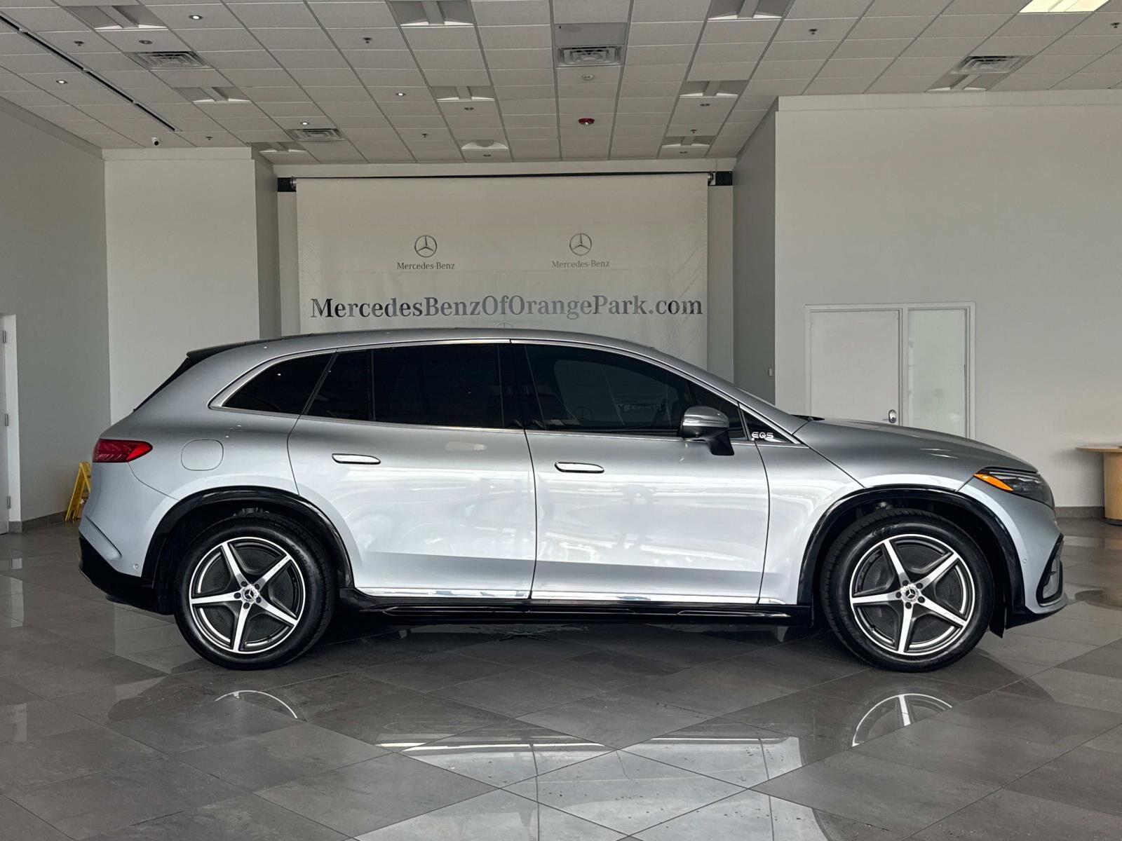 2023 Mercedes Benz EQS SUV 450 photo 3