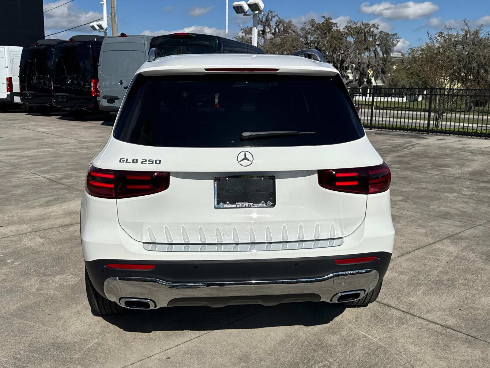 2025 Mercedes Benz GLB 250 photo 4