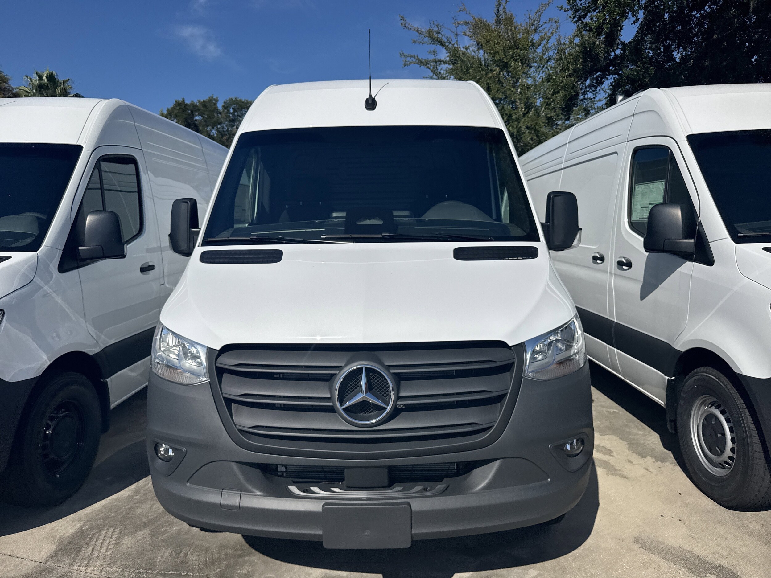 2025 Mercedes Benz Sprinter 4500 photo 2