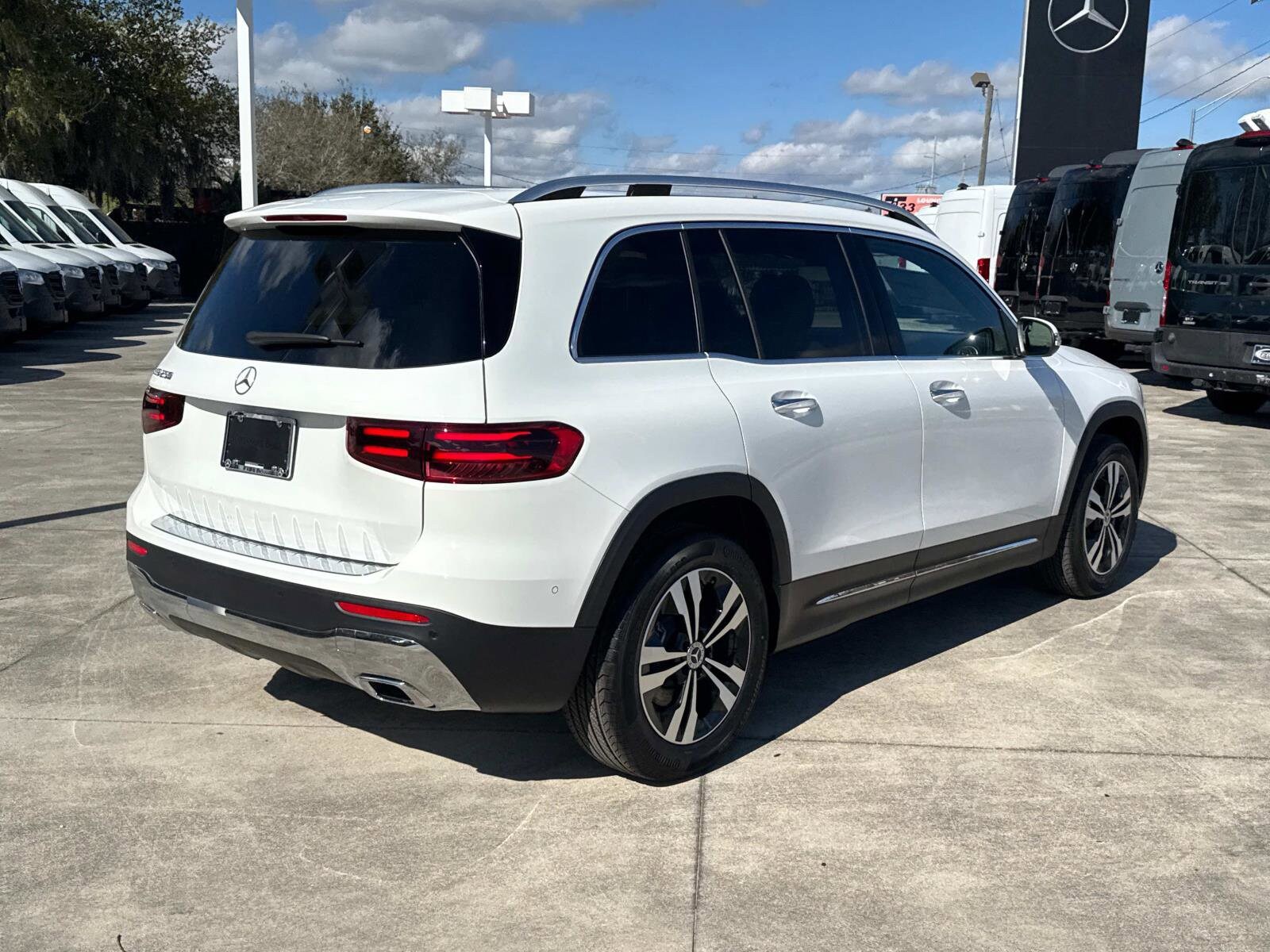 2025 Mercedes Benz GLB 250 photo 3