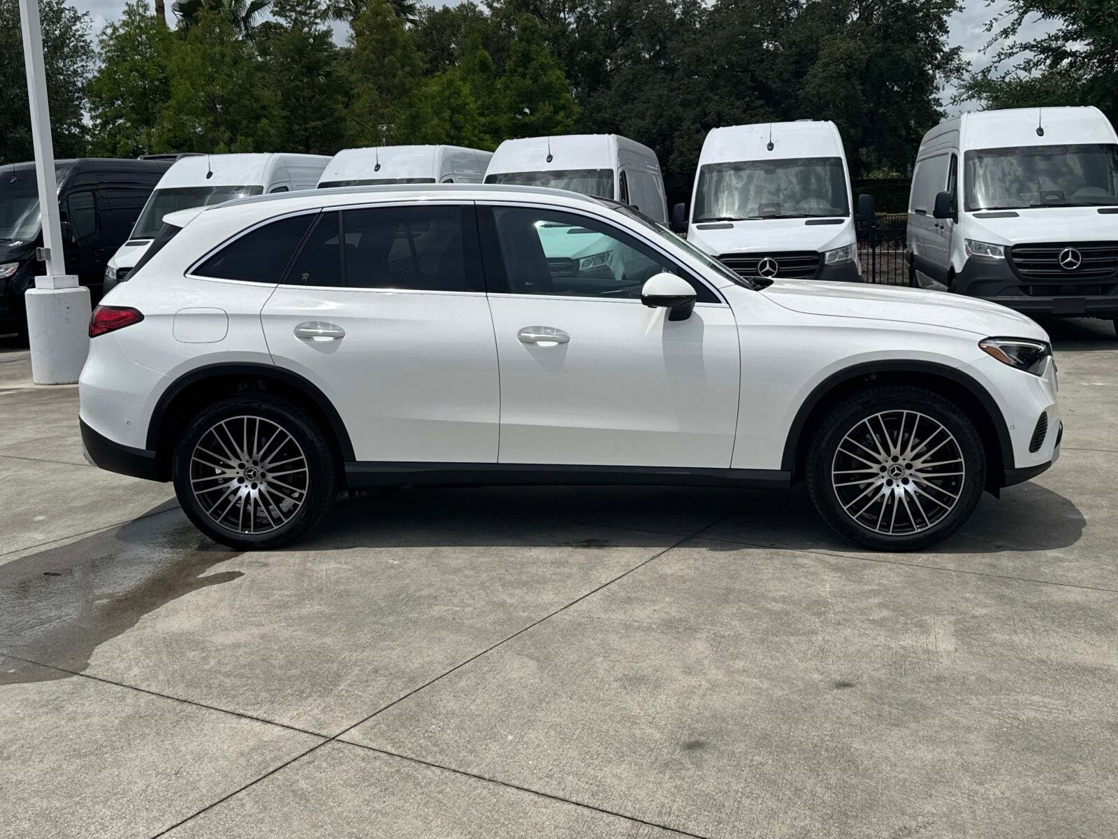 2025 Mercedes Benz GLC 300 photo 2