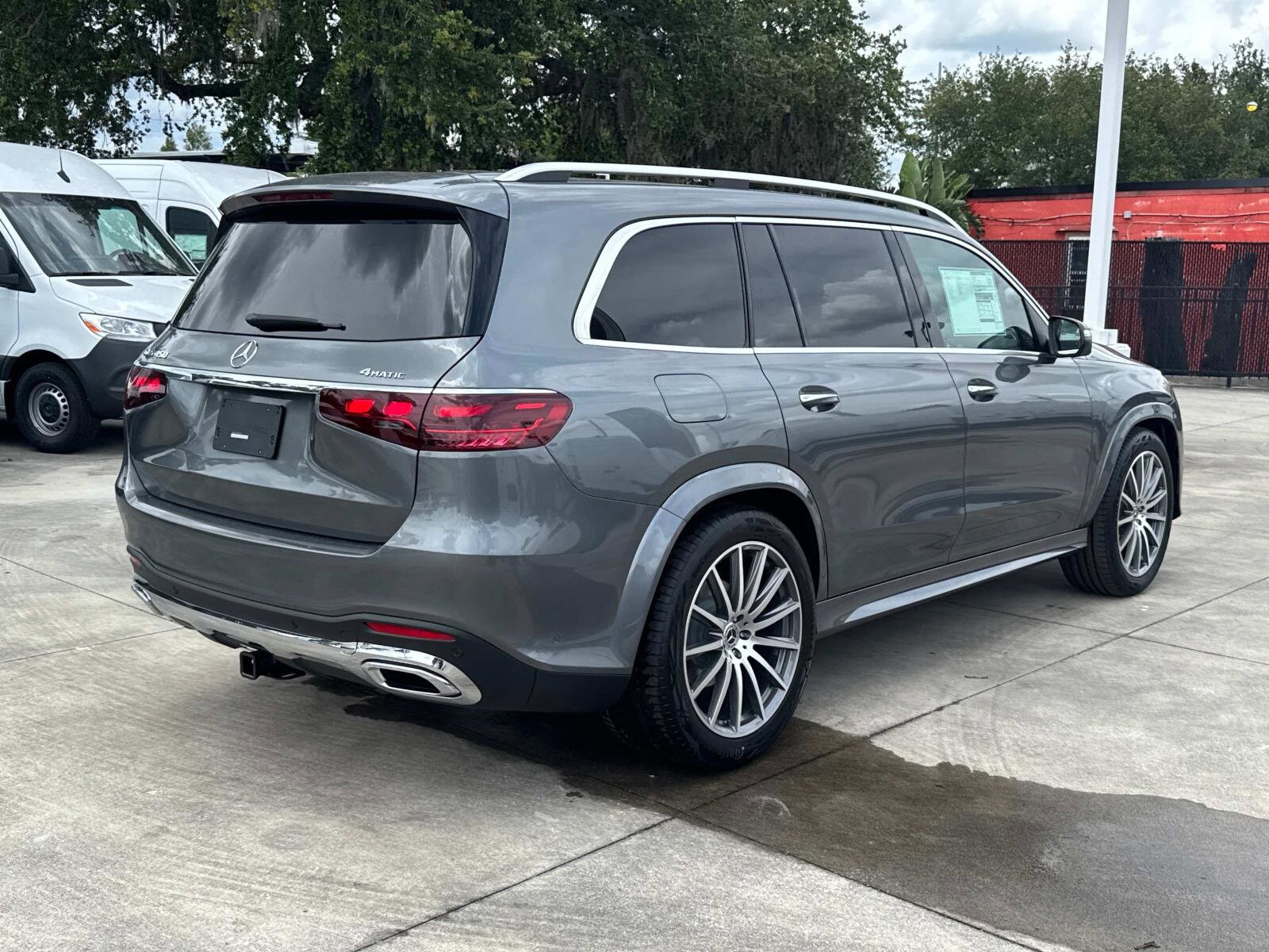 2025 Mercedes Benz GLS 450 4MATIC photo 3