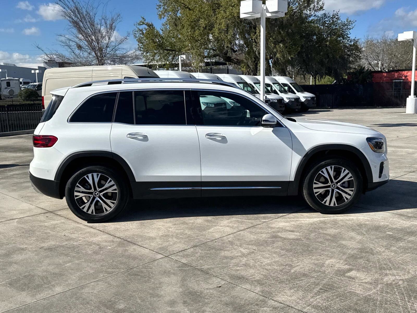 2025 Mercedes Benz GLB 250 photo 2