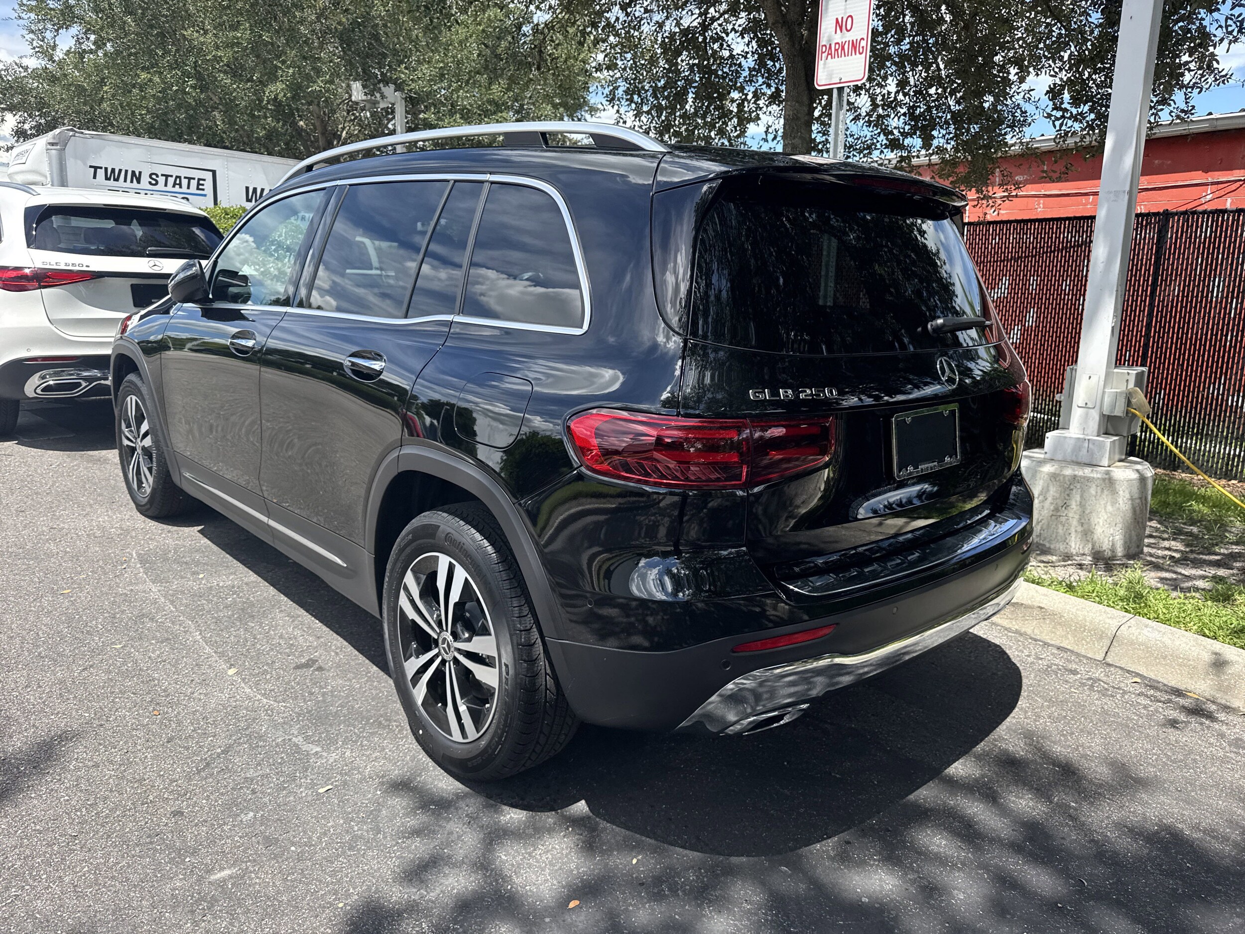 2025 Mercedes Benz GLB 250 photo 3