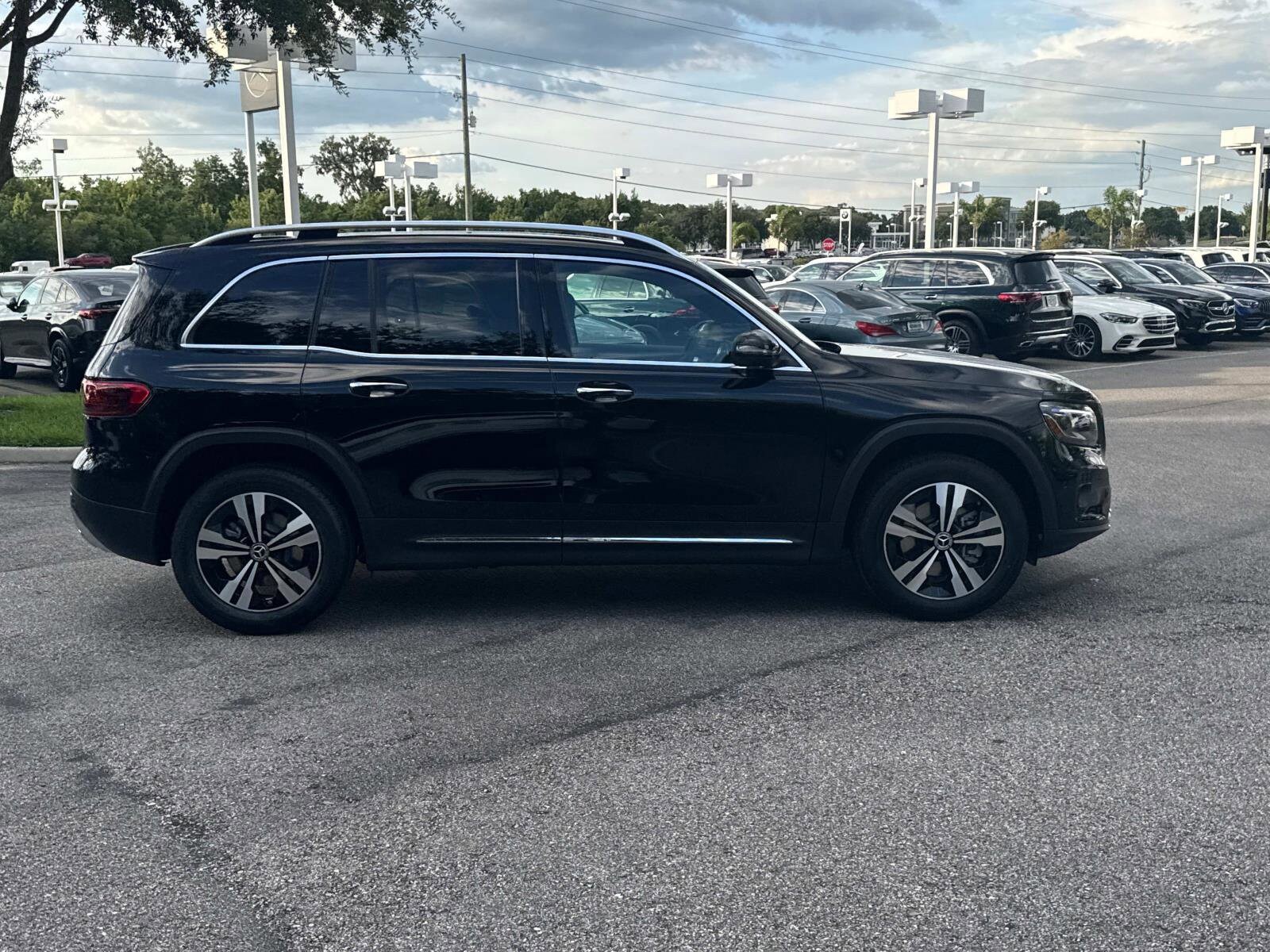 2025 Mercedes Benz GLB 250 photo 2