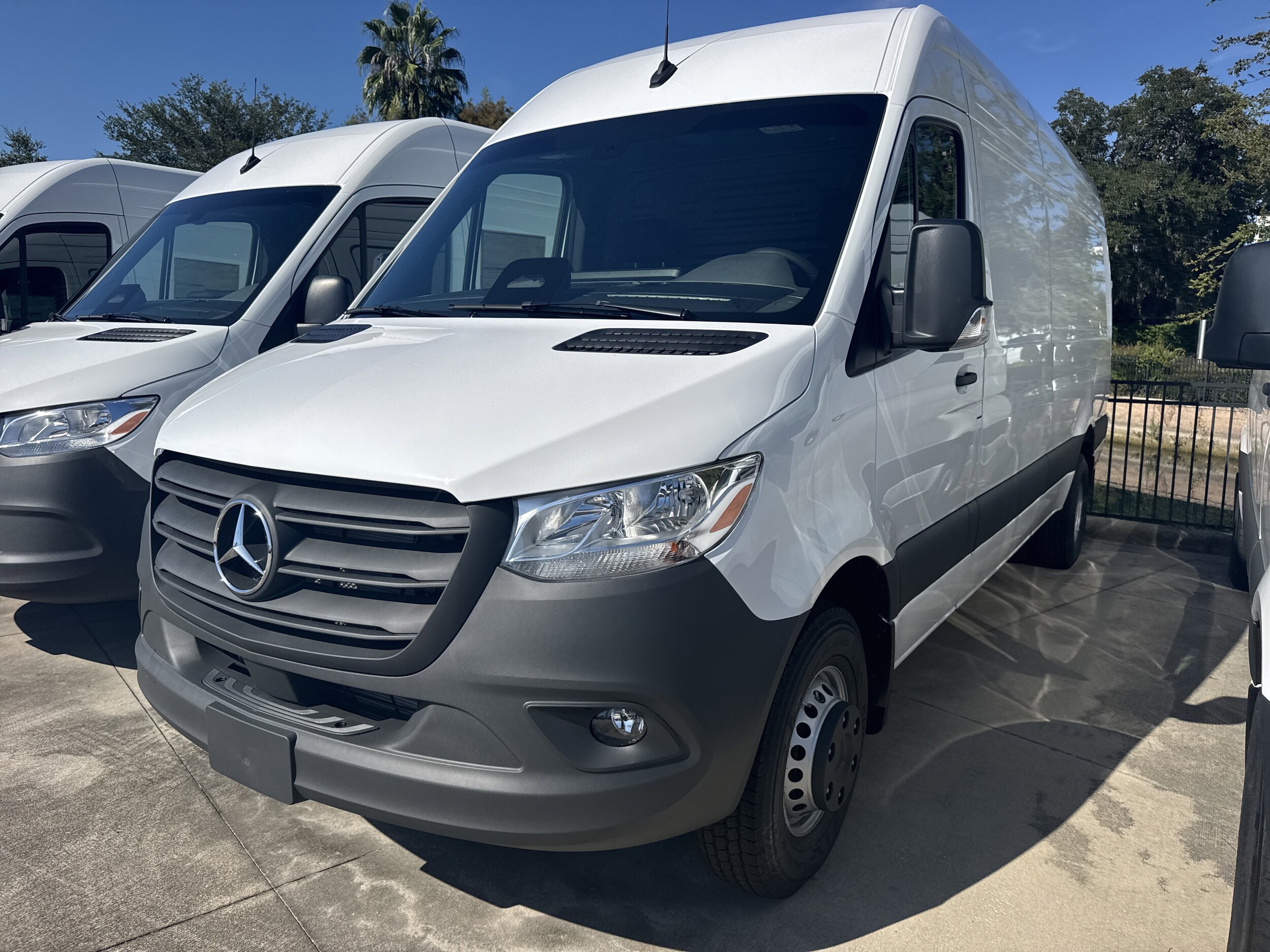 2025 Mercedes Benz Sprinter 4500 photo 3