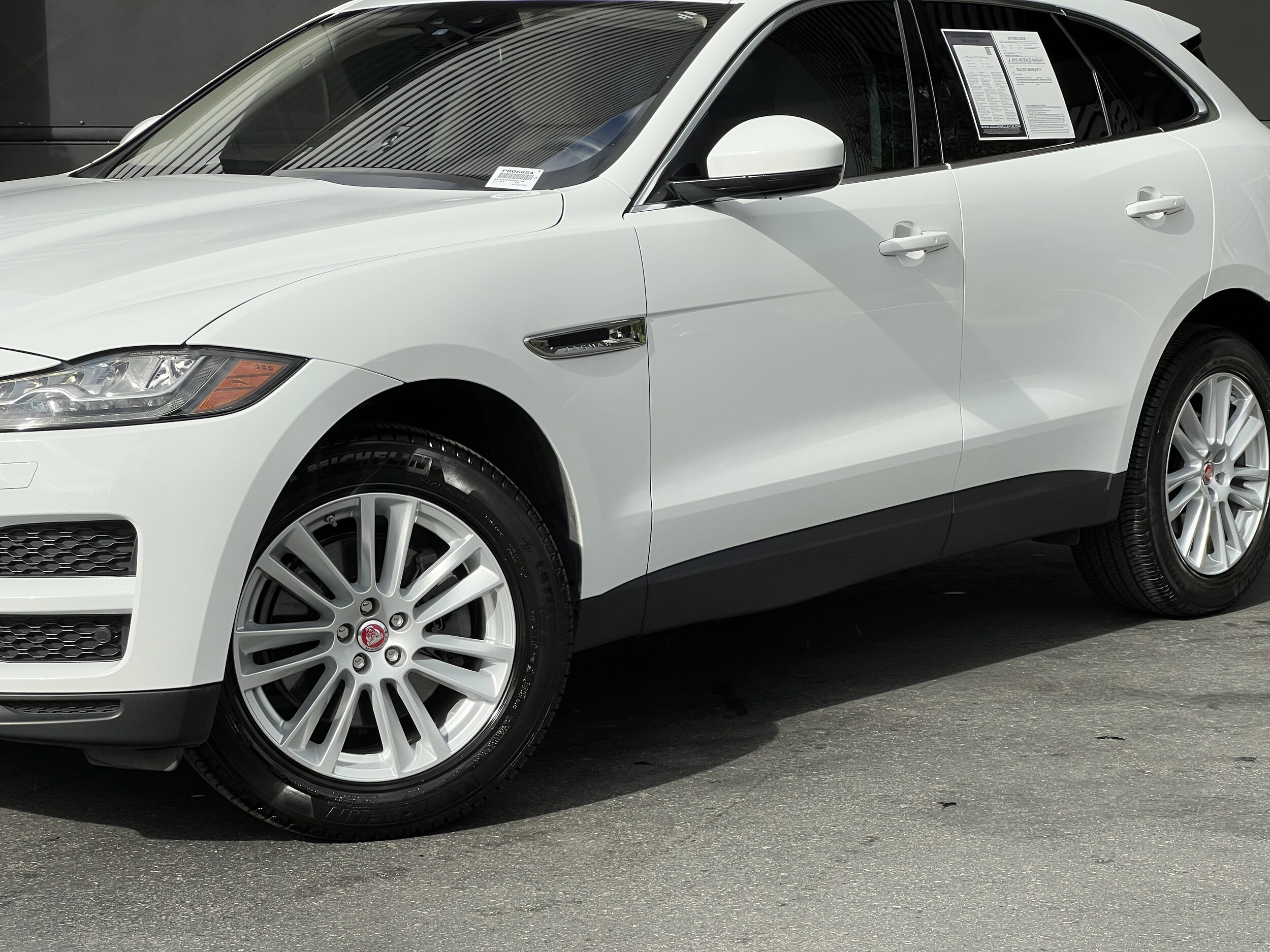 2018 Jaguar F-PACE Prestige photo 2