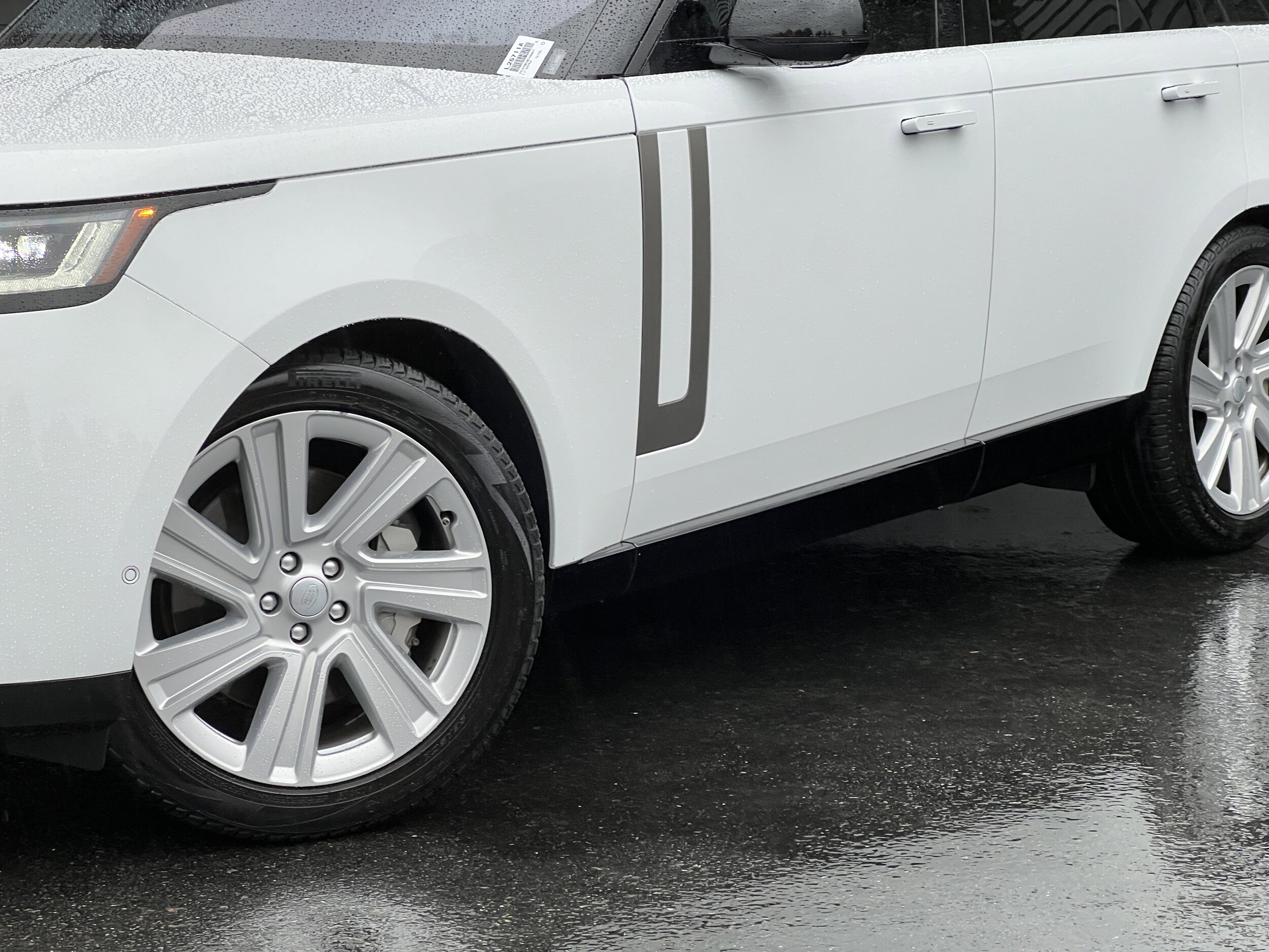2023 Land Rover Range Rover SE photo 2