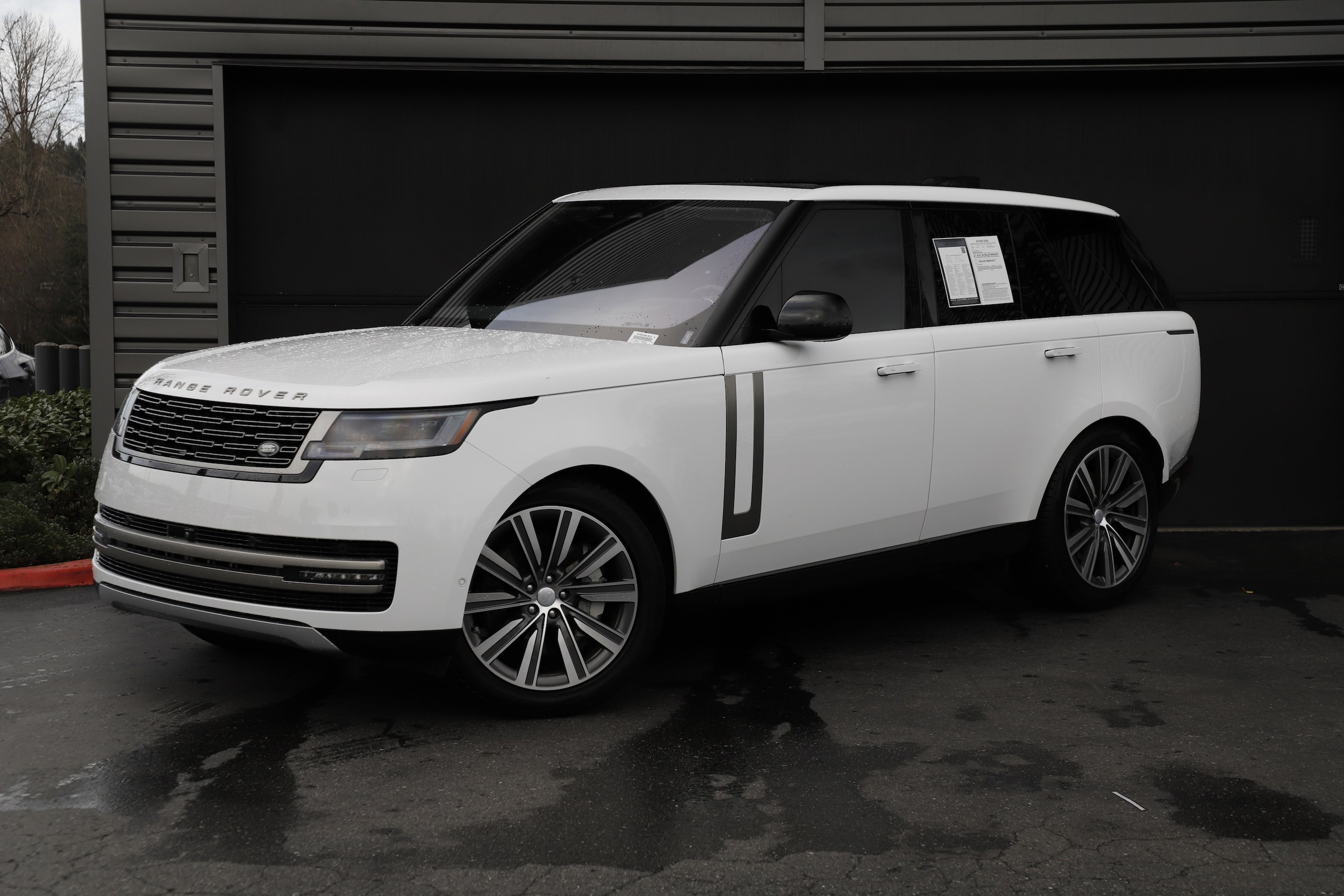 2023 Land Rover Range Rover SE's photo