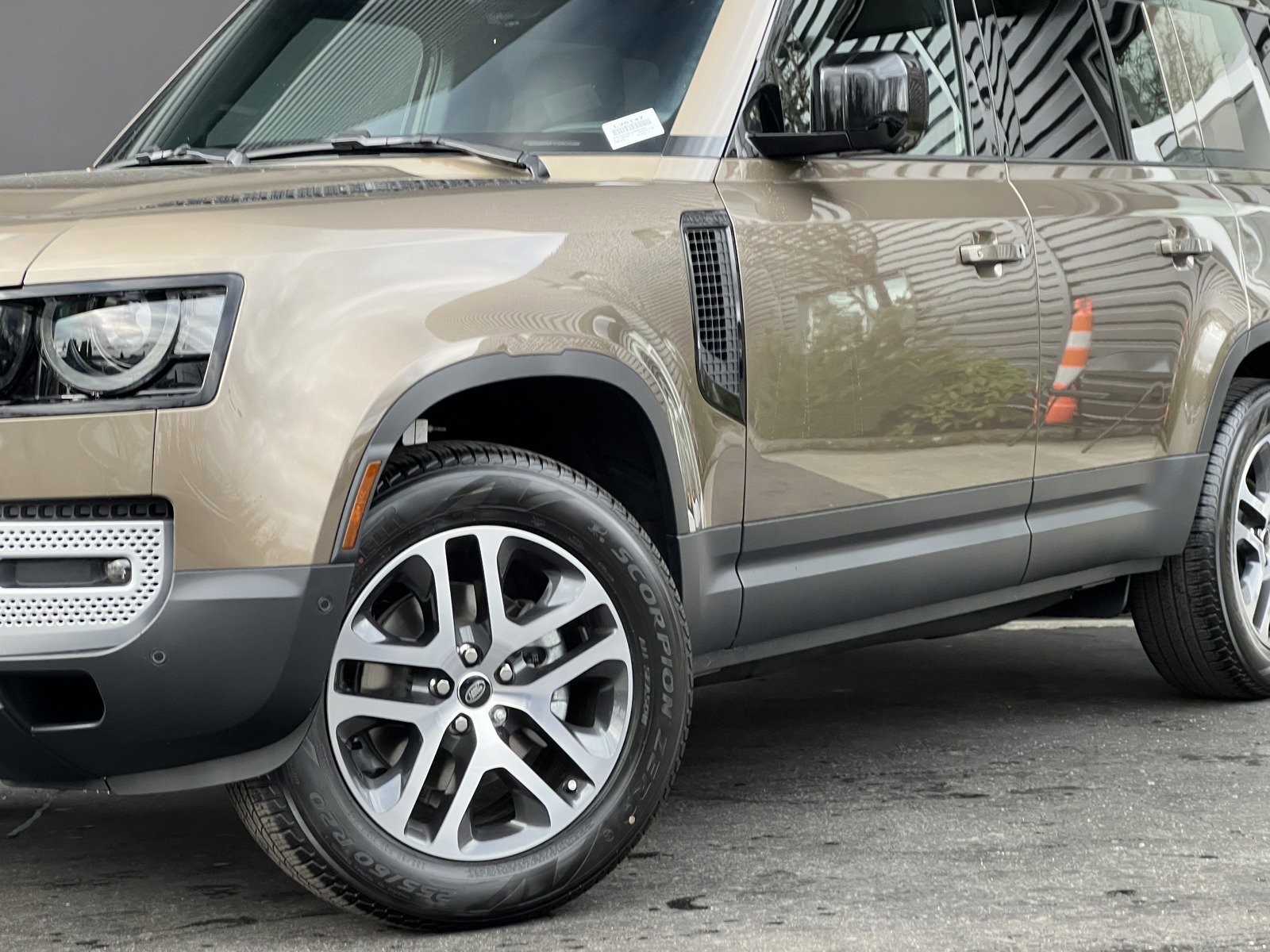 2025 Land Rover Defender 110 S photo 2