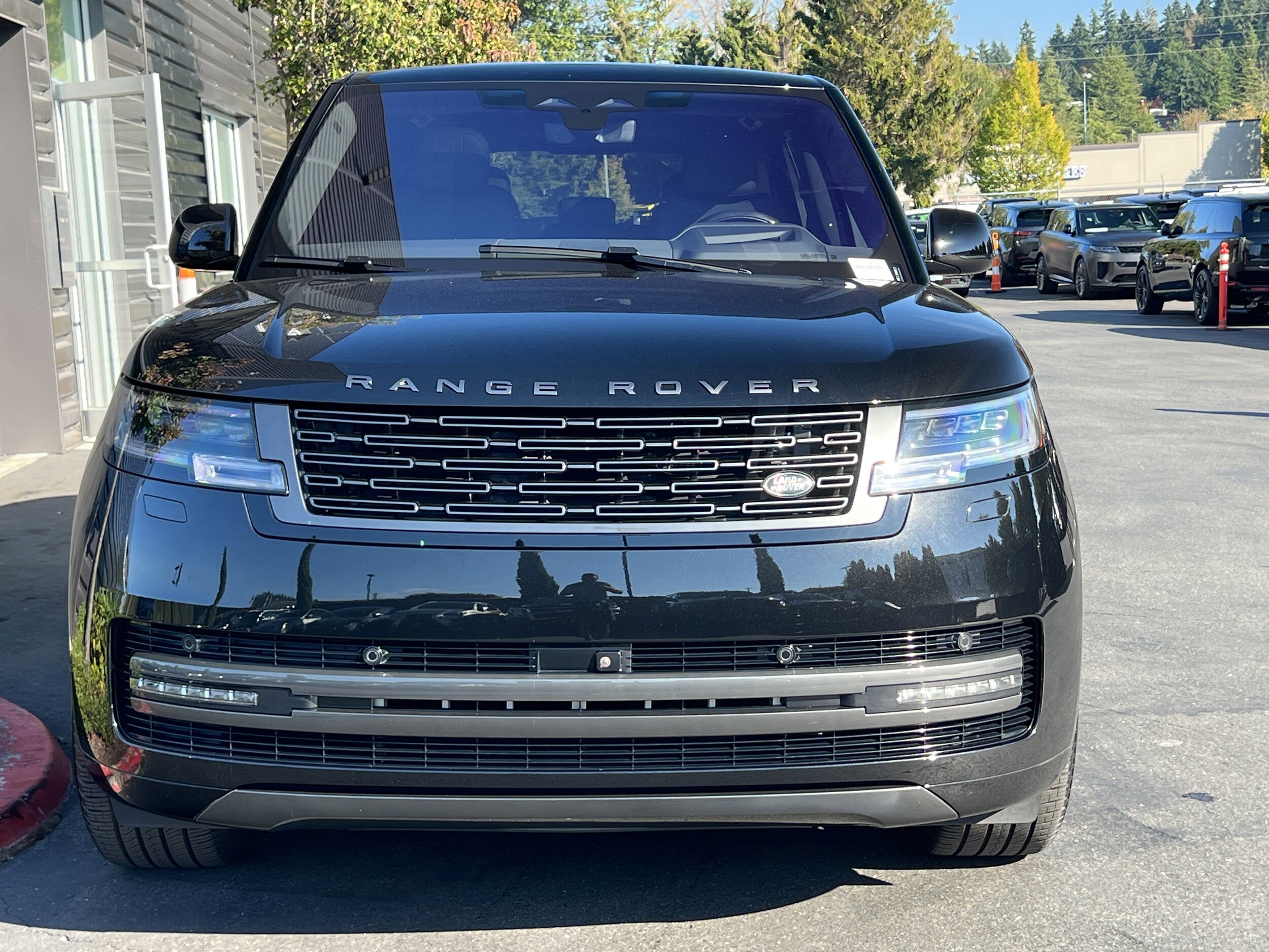 2023 Land Rover Range Rover SE photo 3