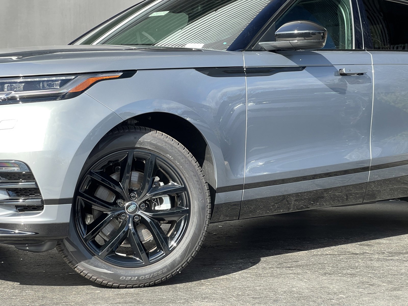 2025 Land Rover Range Rover Velar SE photo 2