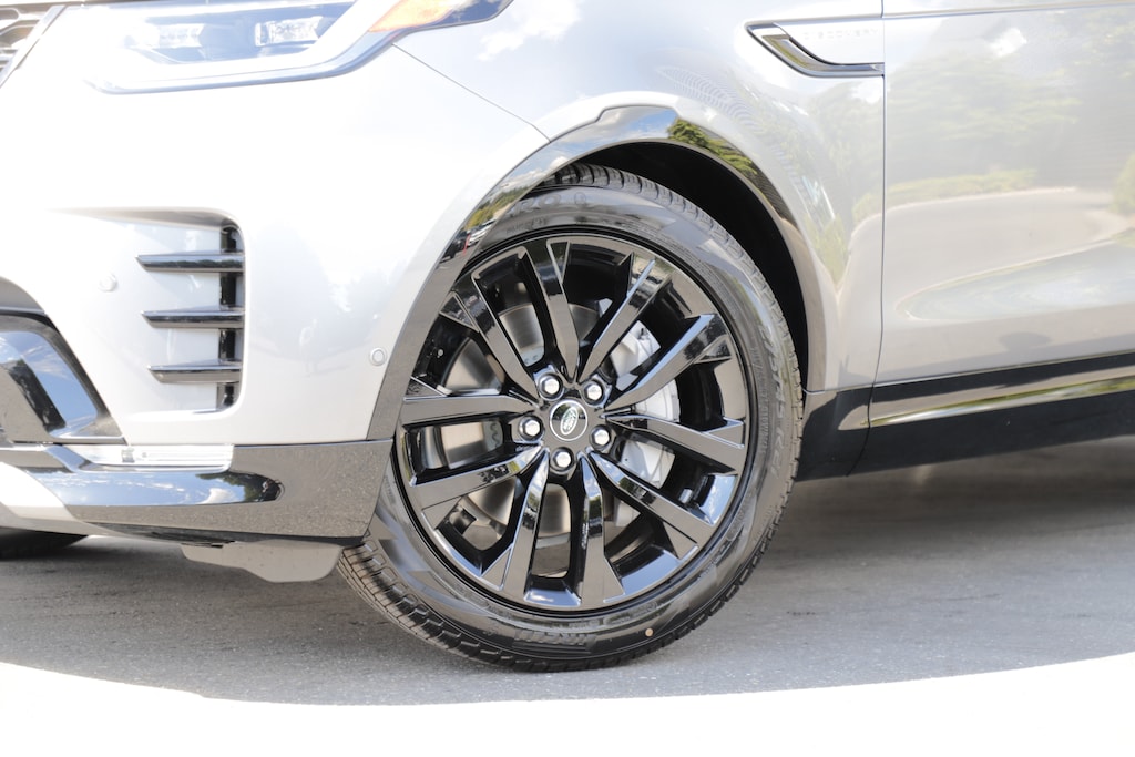 New 2026 Land Rover Discovery Dynamic SE SUV