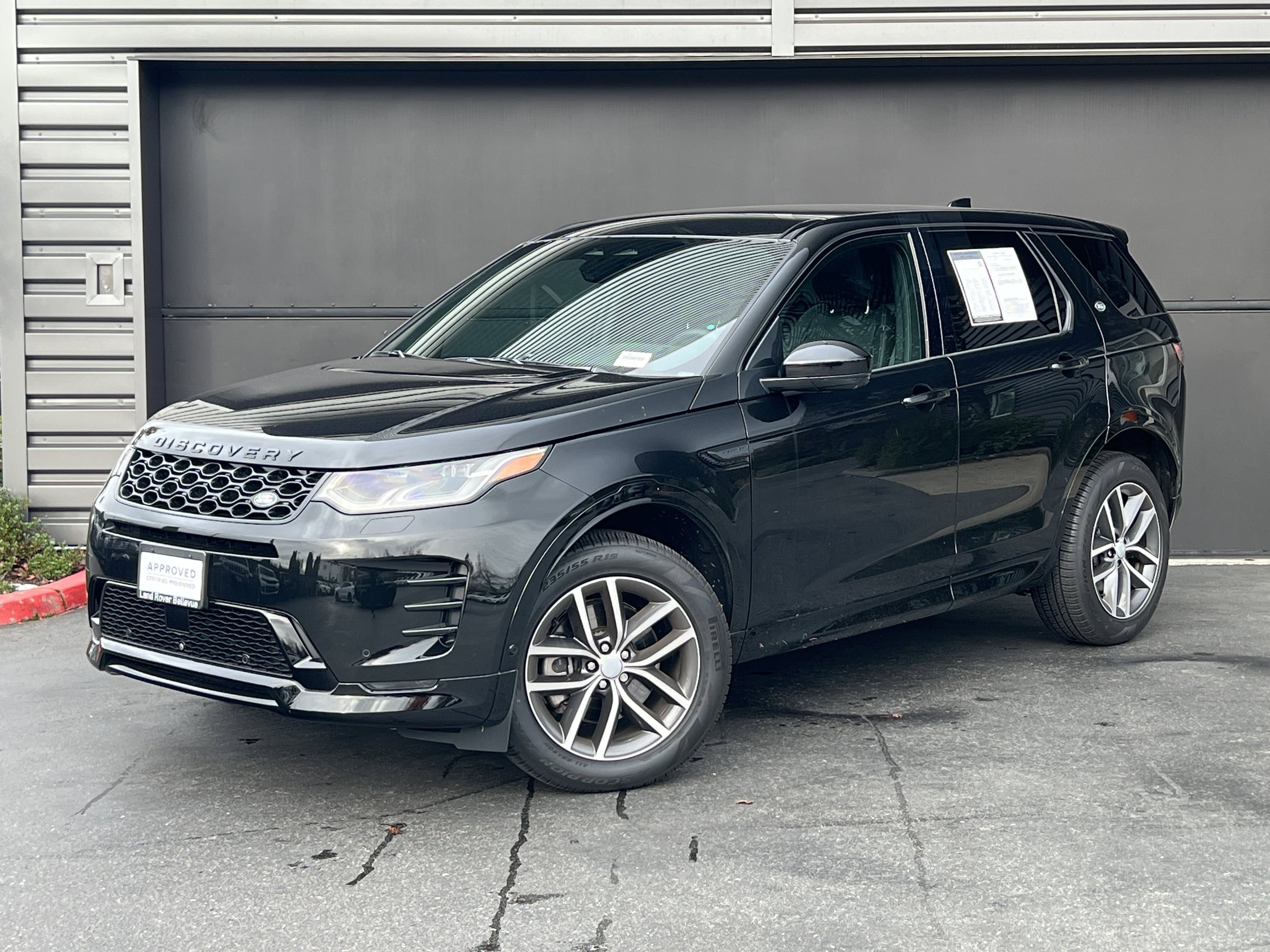2024 Land Rover Discovery Sport Dynamic SE's photo