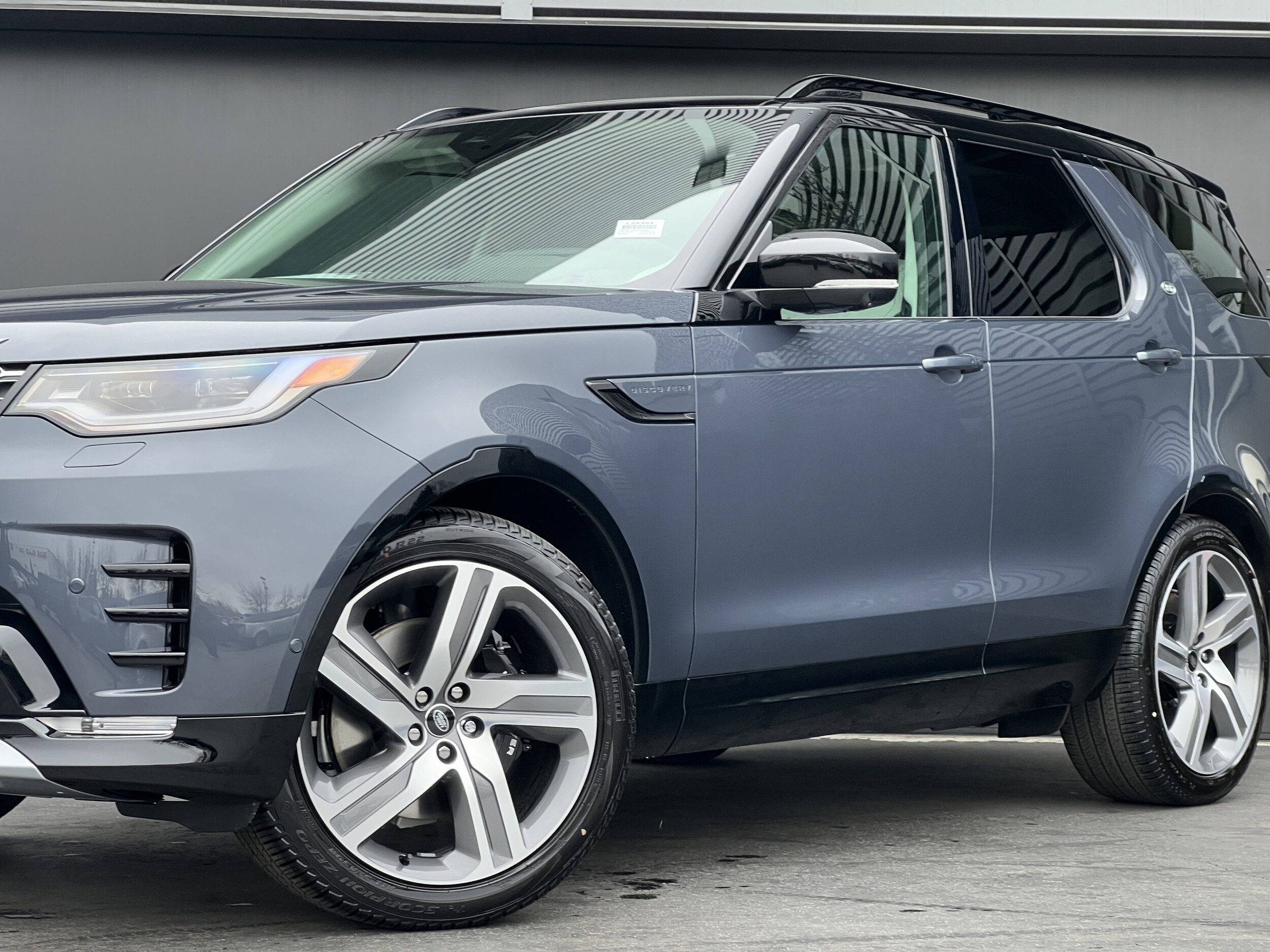 2025 Land Rover Discovery Metropolitan Edition photo 2