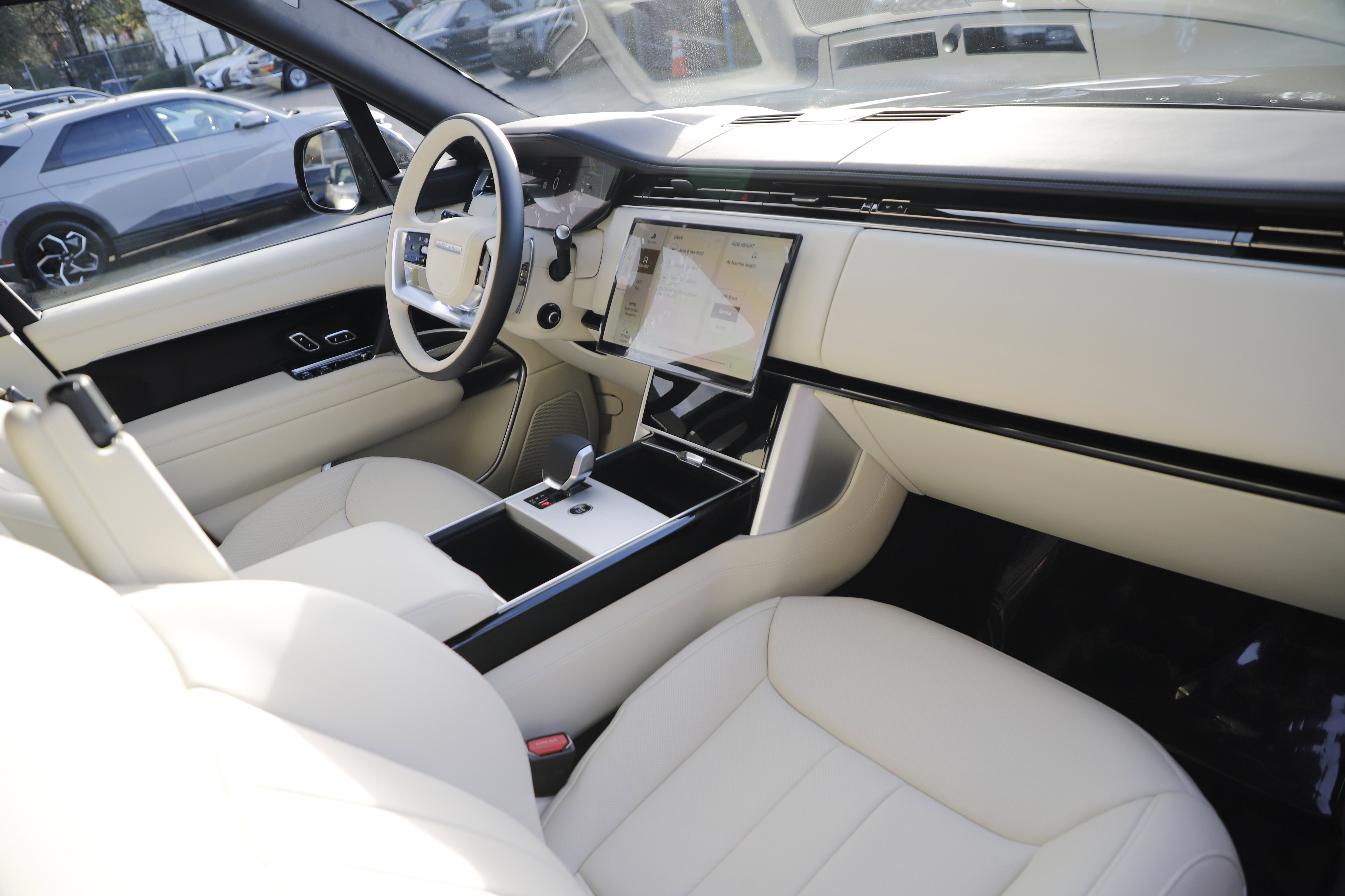 2026 Land Rover Range Rover SE - Photo 9