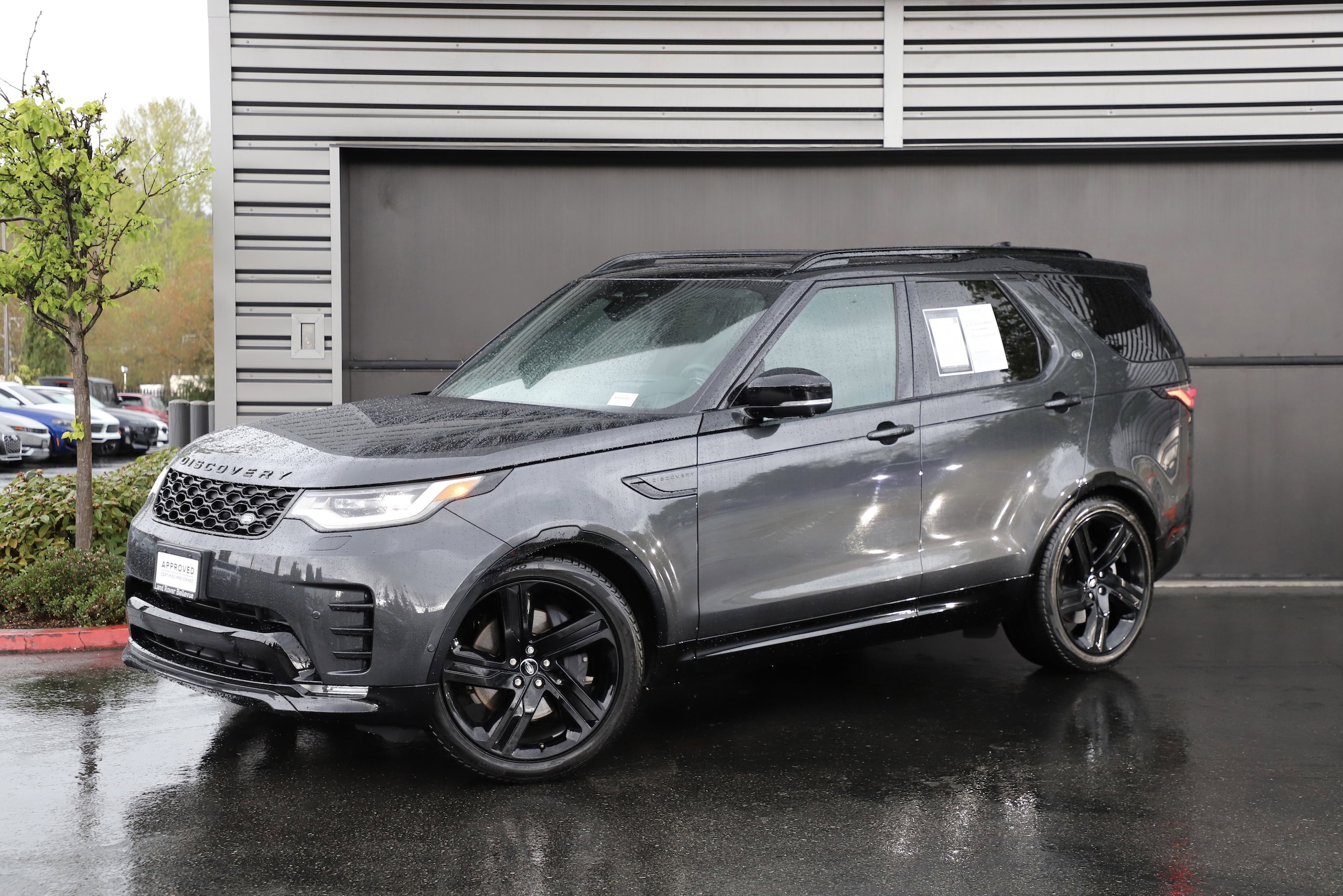 2025 Land Rover Discovery P360 Dynamic SE's photo