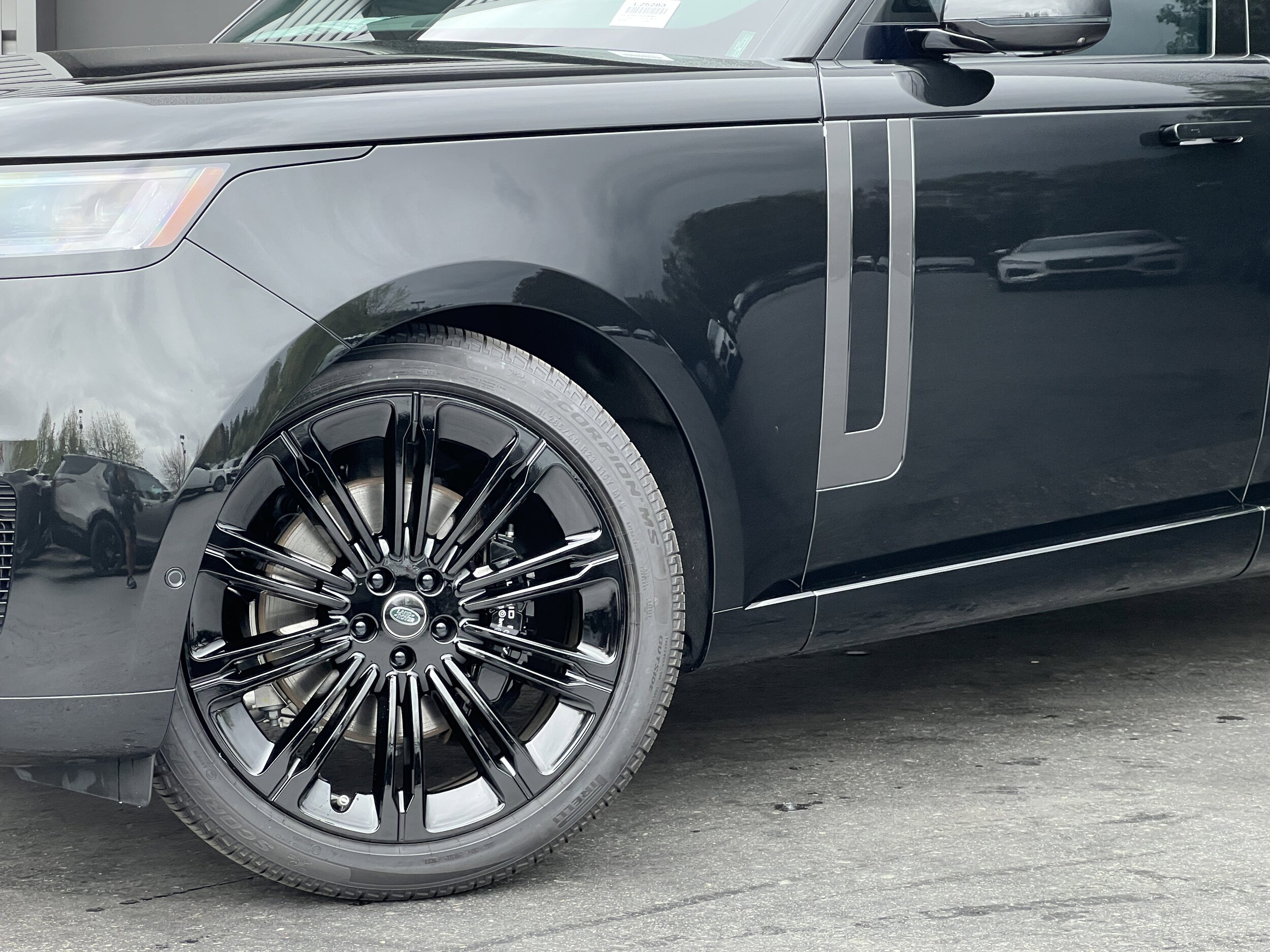 2025 Land Rover Range Rover SE photo 2