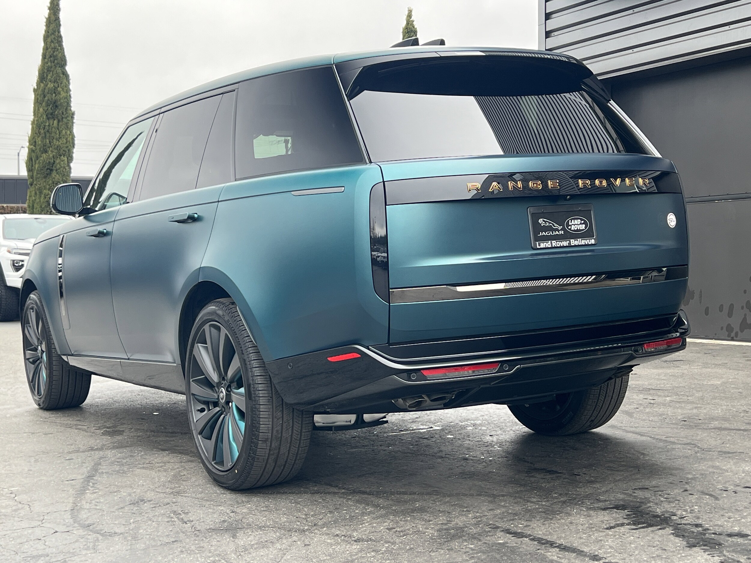 2025 Land Rover Range Rover SV photo 4