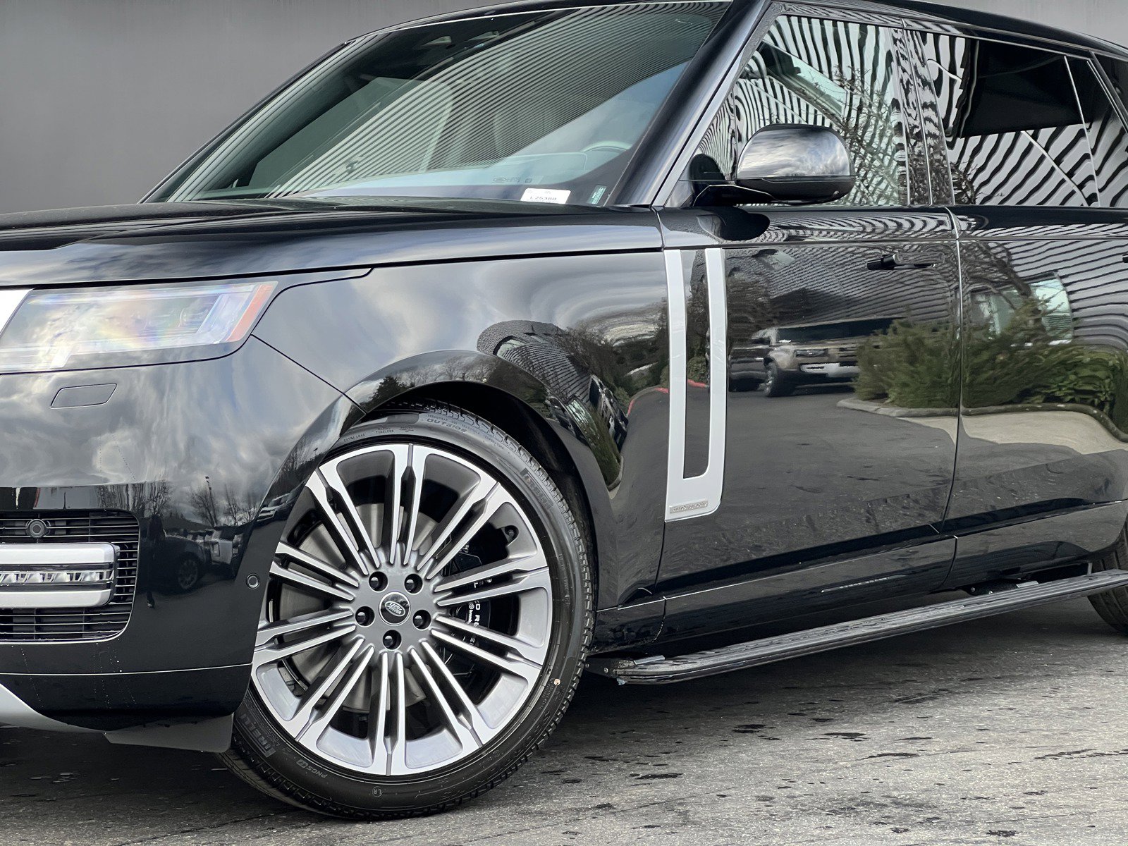 2025 Land Rover Range Rover Autobiography photo 2