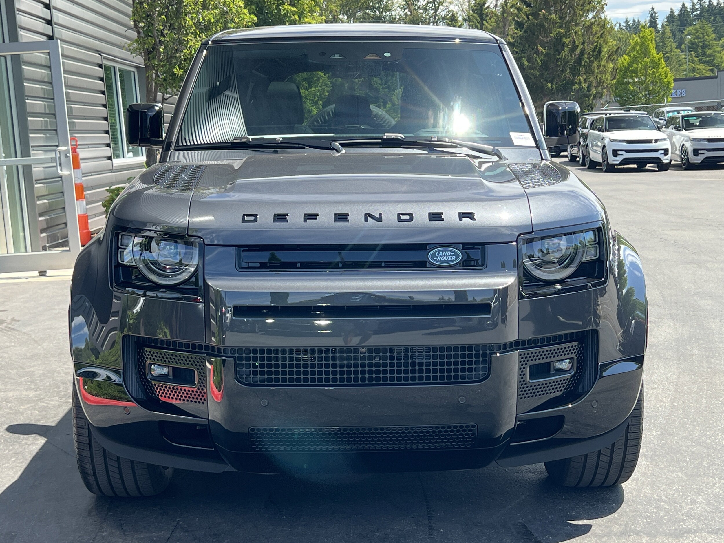 2025 Land Rover Defender 110 X-Dynamic SE photo 3