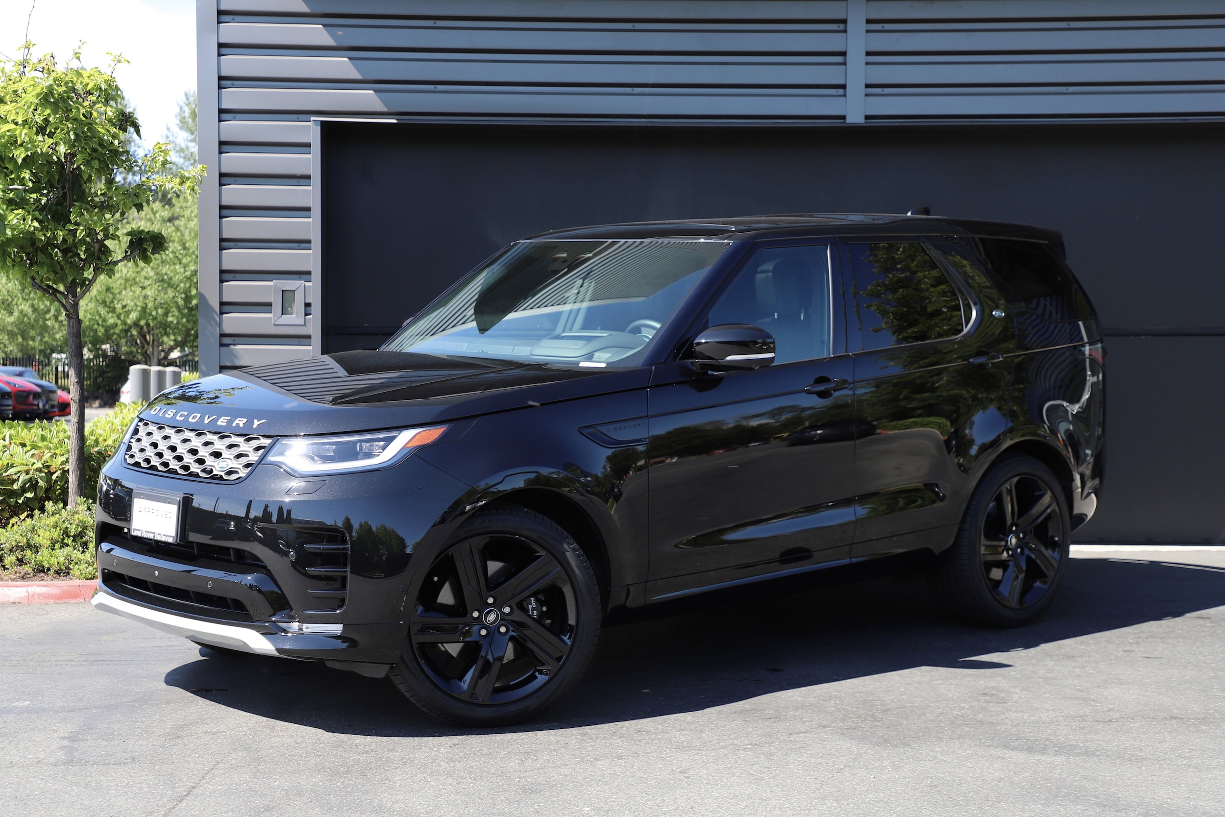 2025 Land Rover Discovery P360 Metropolitan Edition's photo