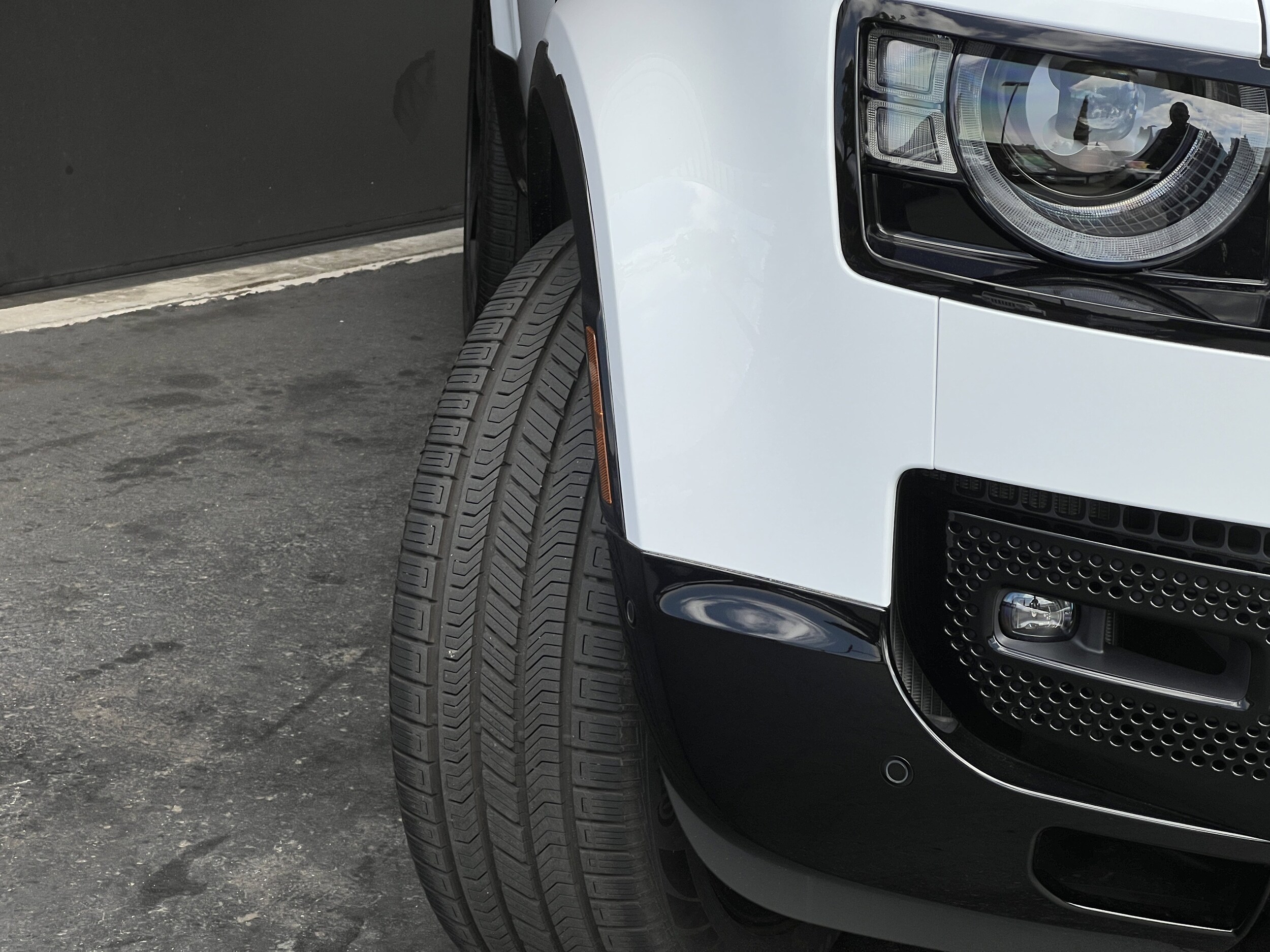 2025 Land Rover Defender 90 X-Dynamic SE photo 3