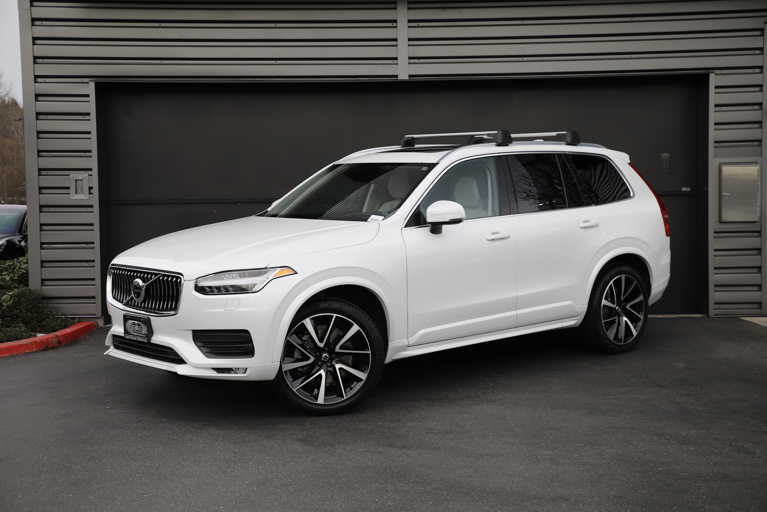 2020 Volvo XC90 Momentum's photo