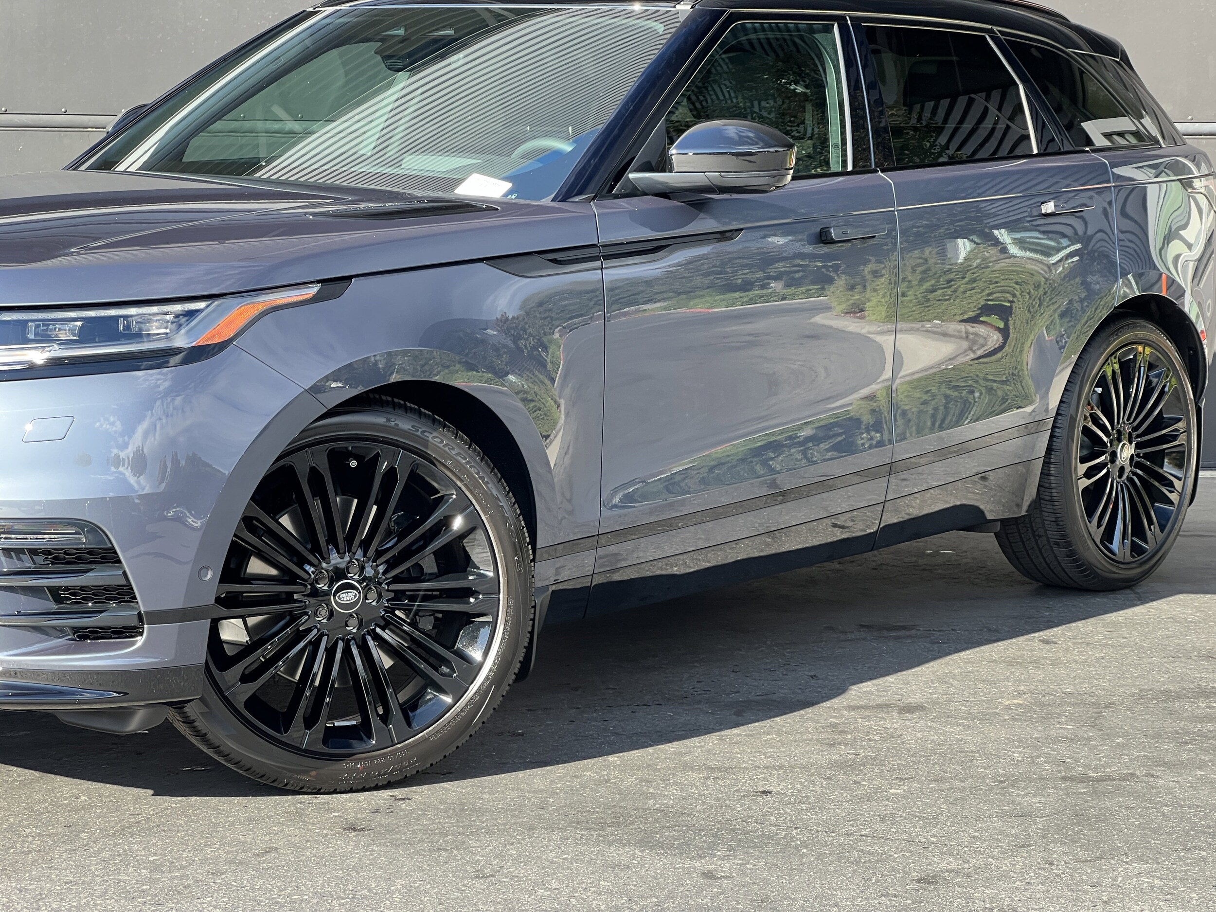 2026 Land Rover Range Rover Velar P250 Dynamic SE photo 2