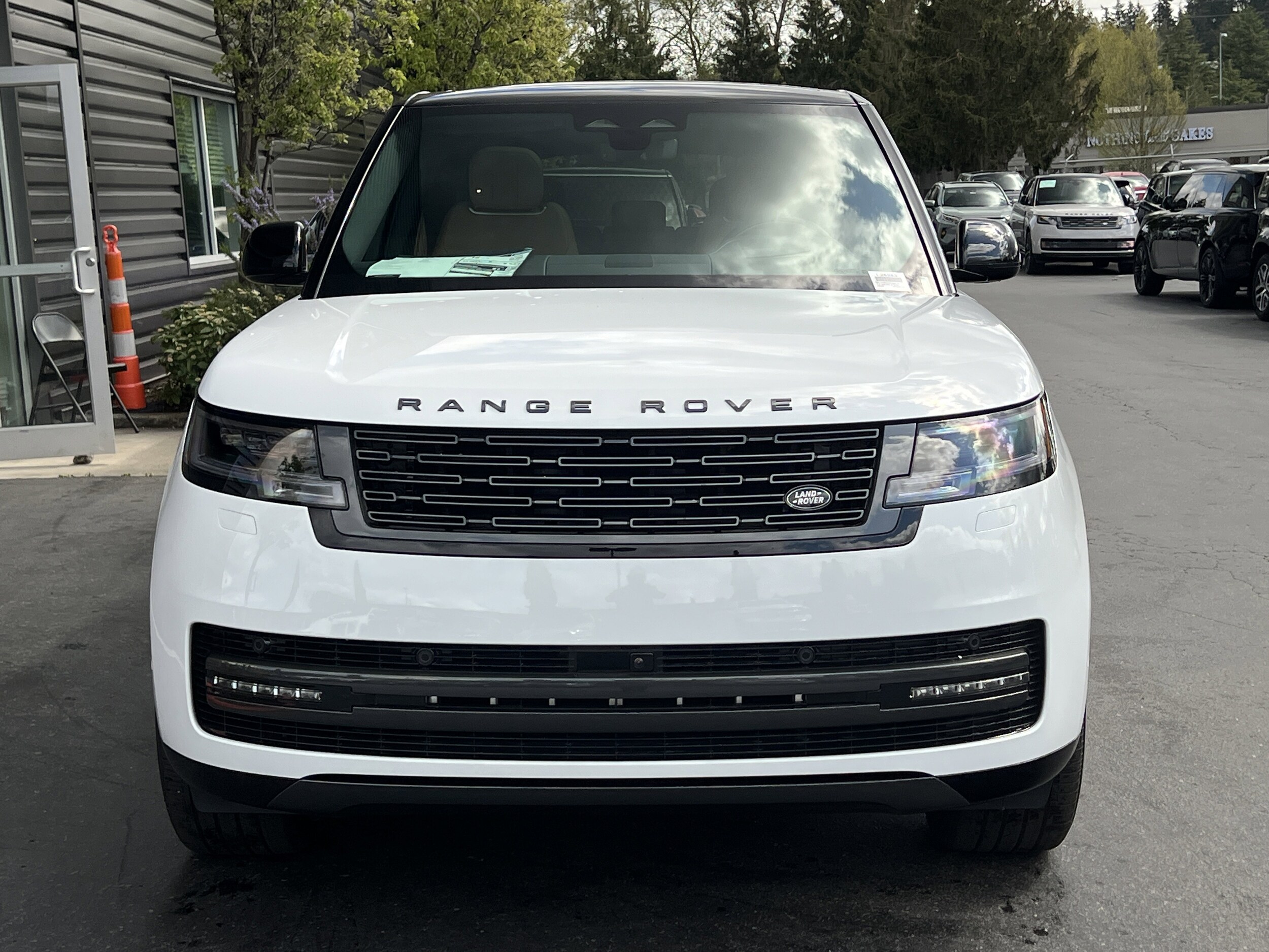 2025 Land Rover Range Rover SE photo 4
