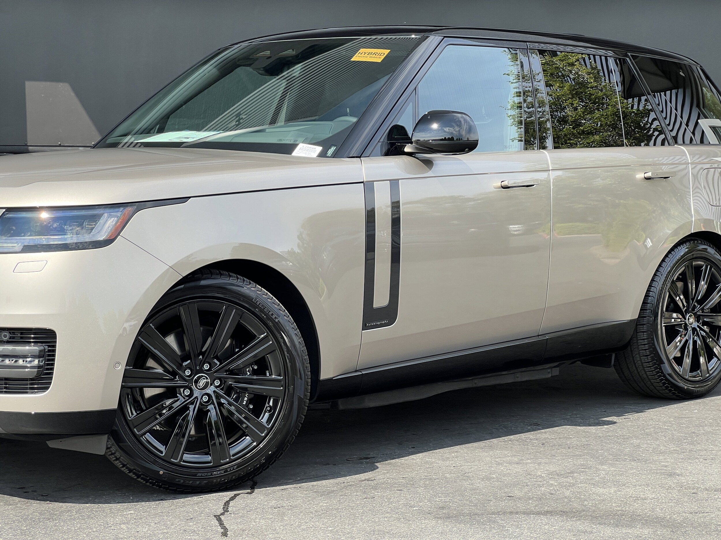 2025 Land Rover Range Rover Autobiography photo 2