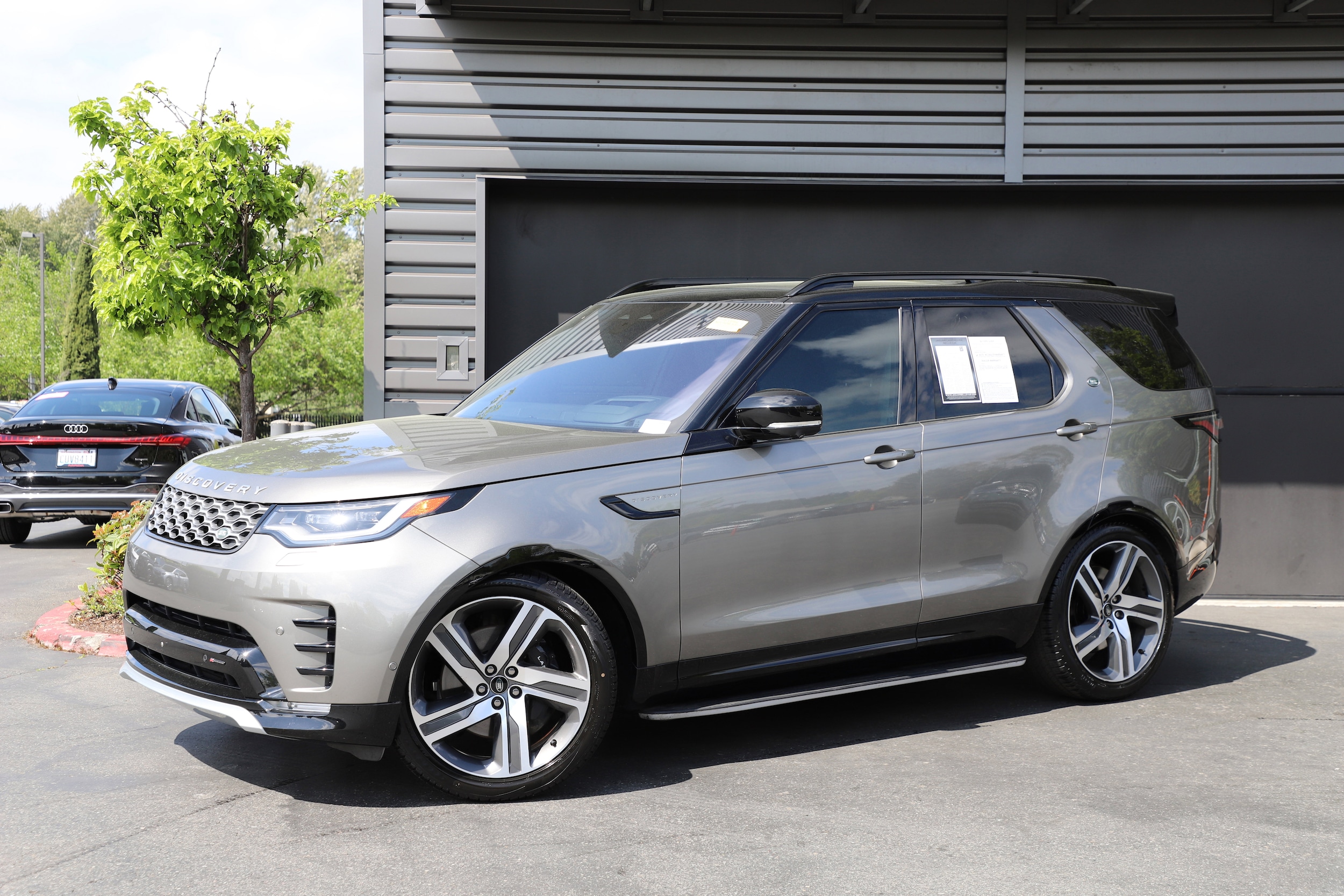 2023 Land Rover Discovery Metropolitan Edition's photo