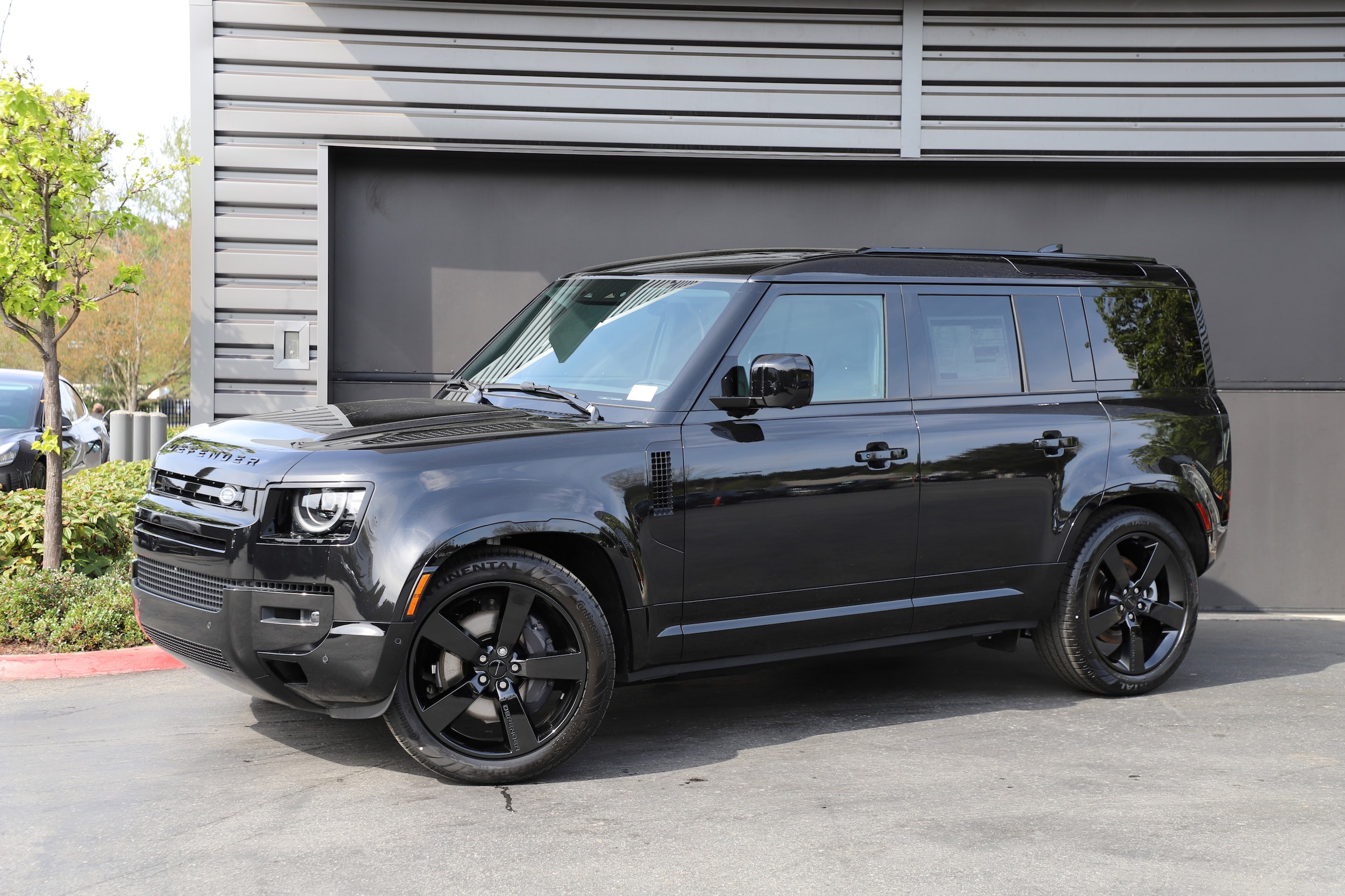 2026 Land Rover Defender 110 X-Dynamic SE P400's photo