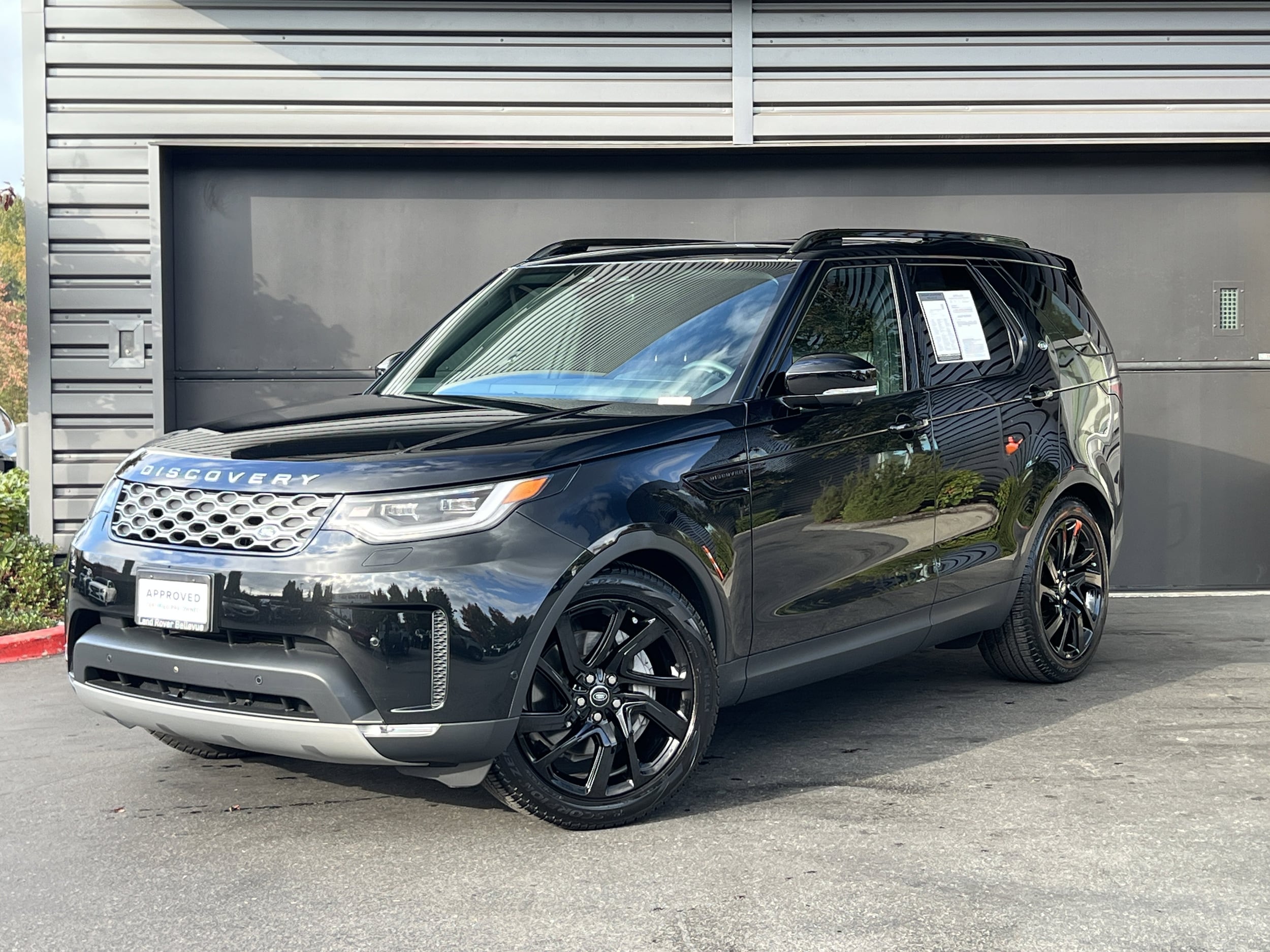 2025 Land Rover Discovery S's photo