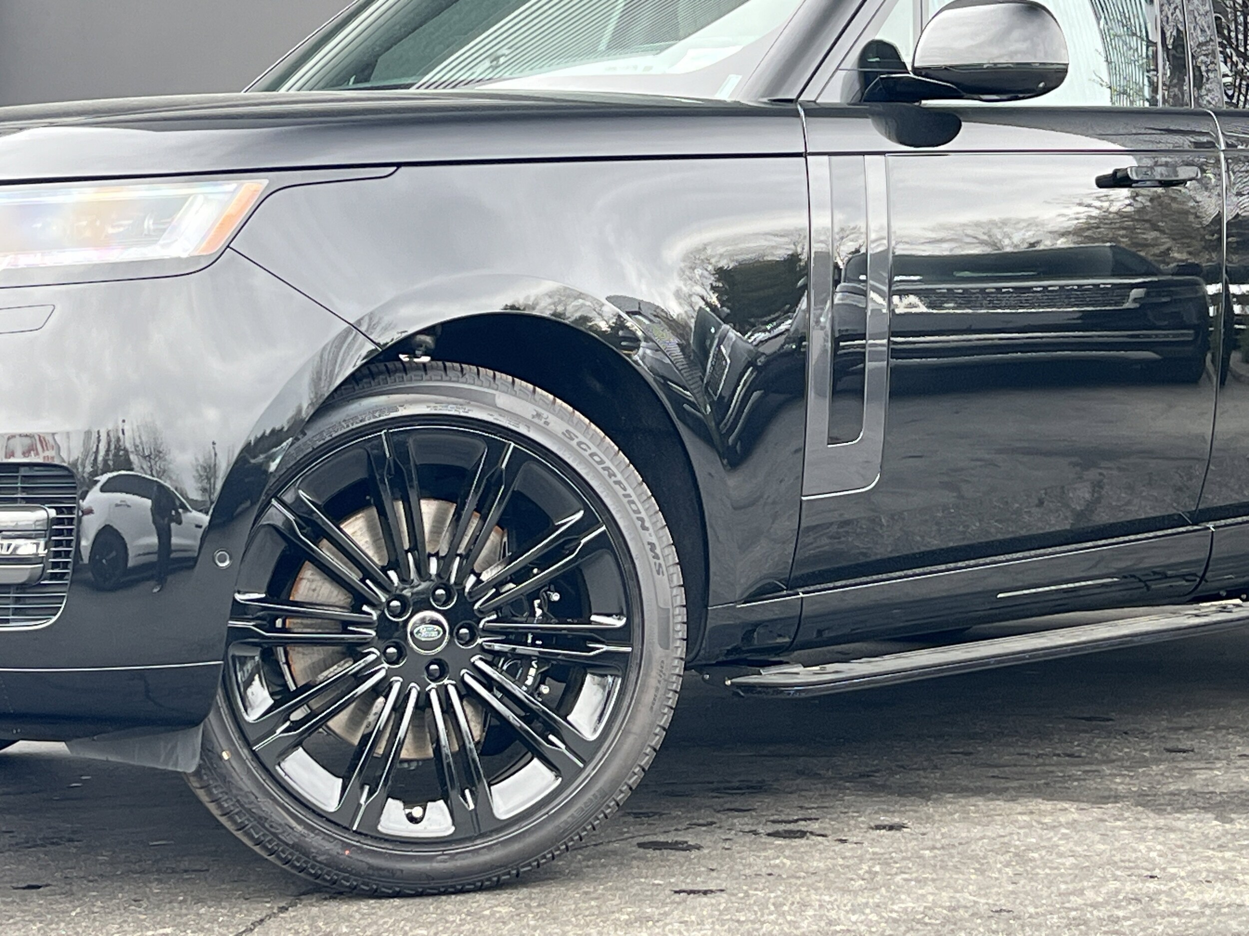 2025 Land Rover Range Rover SE photo 2