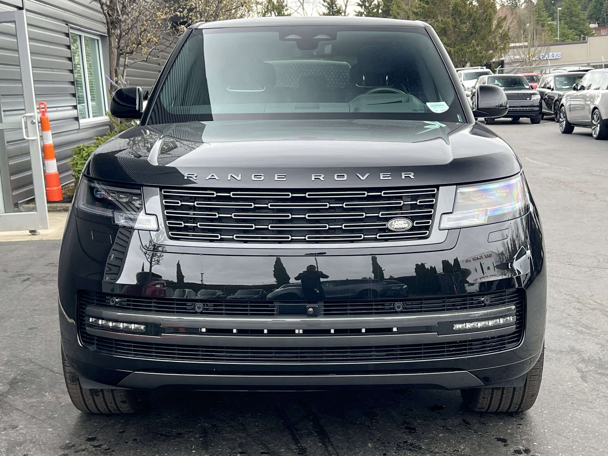 2025 Land Rover Range Rover SE photo 4
