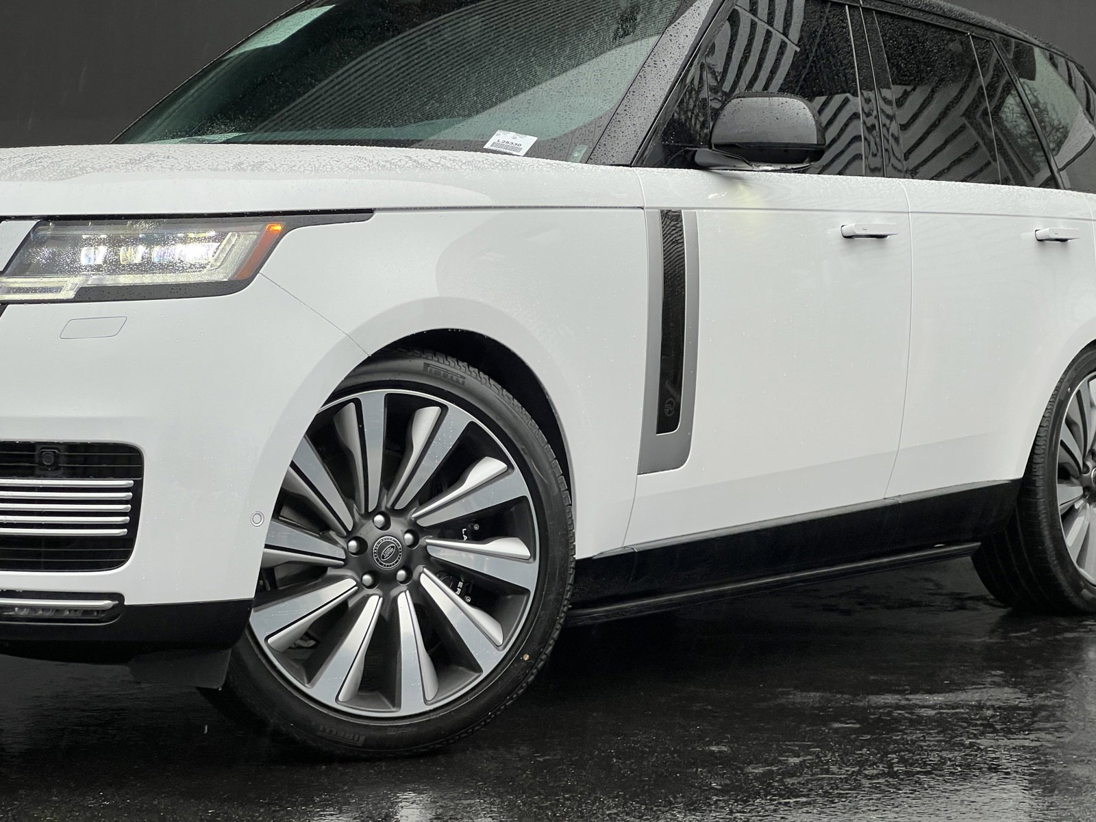 2025 Land Rover Range Rover SV photo 2