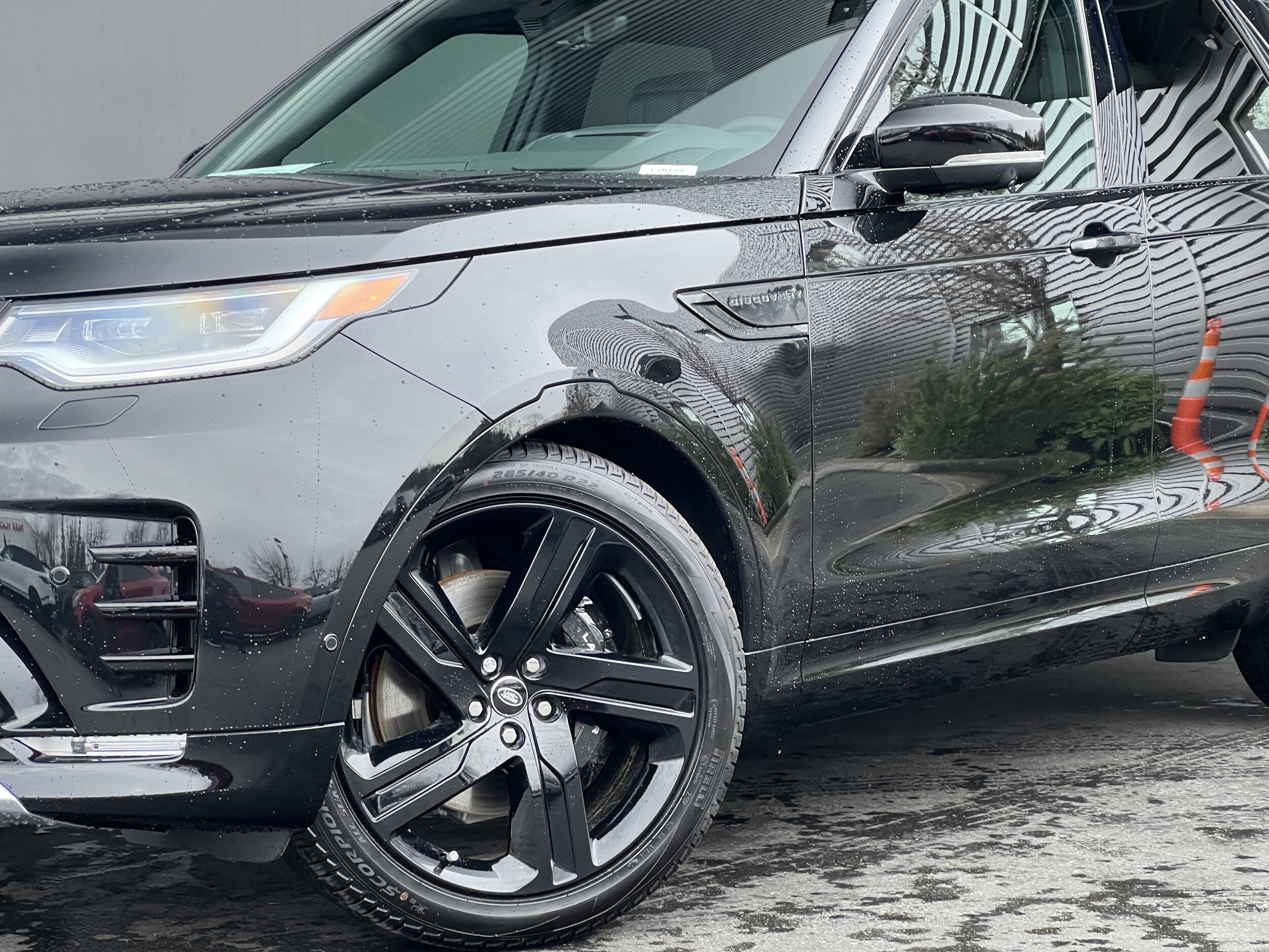2025 Land Rover Discovery Metropolitan Edition photo 2