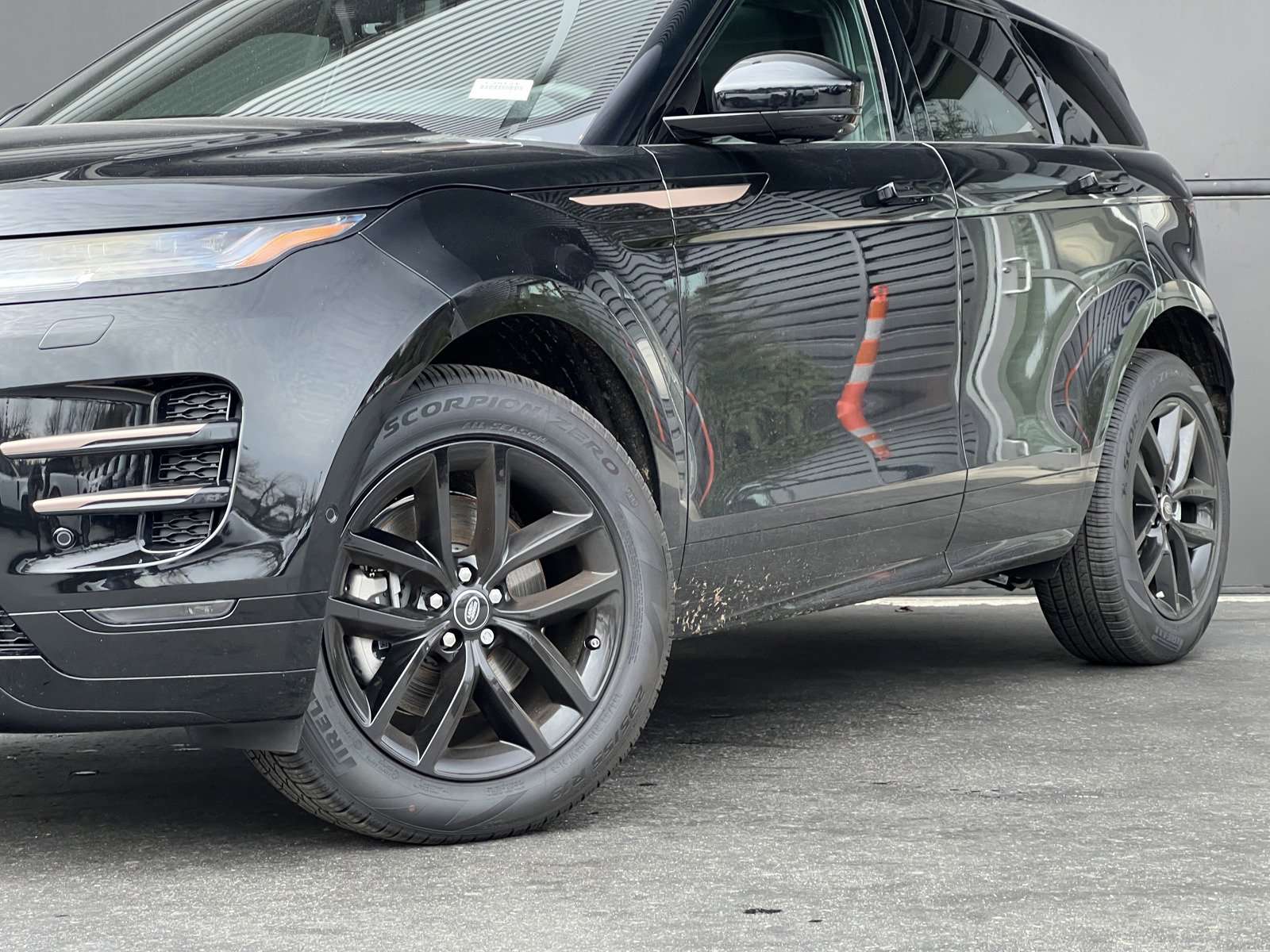 2025 Land Rover Range Rover Evoque Dynamic SE photo 2