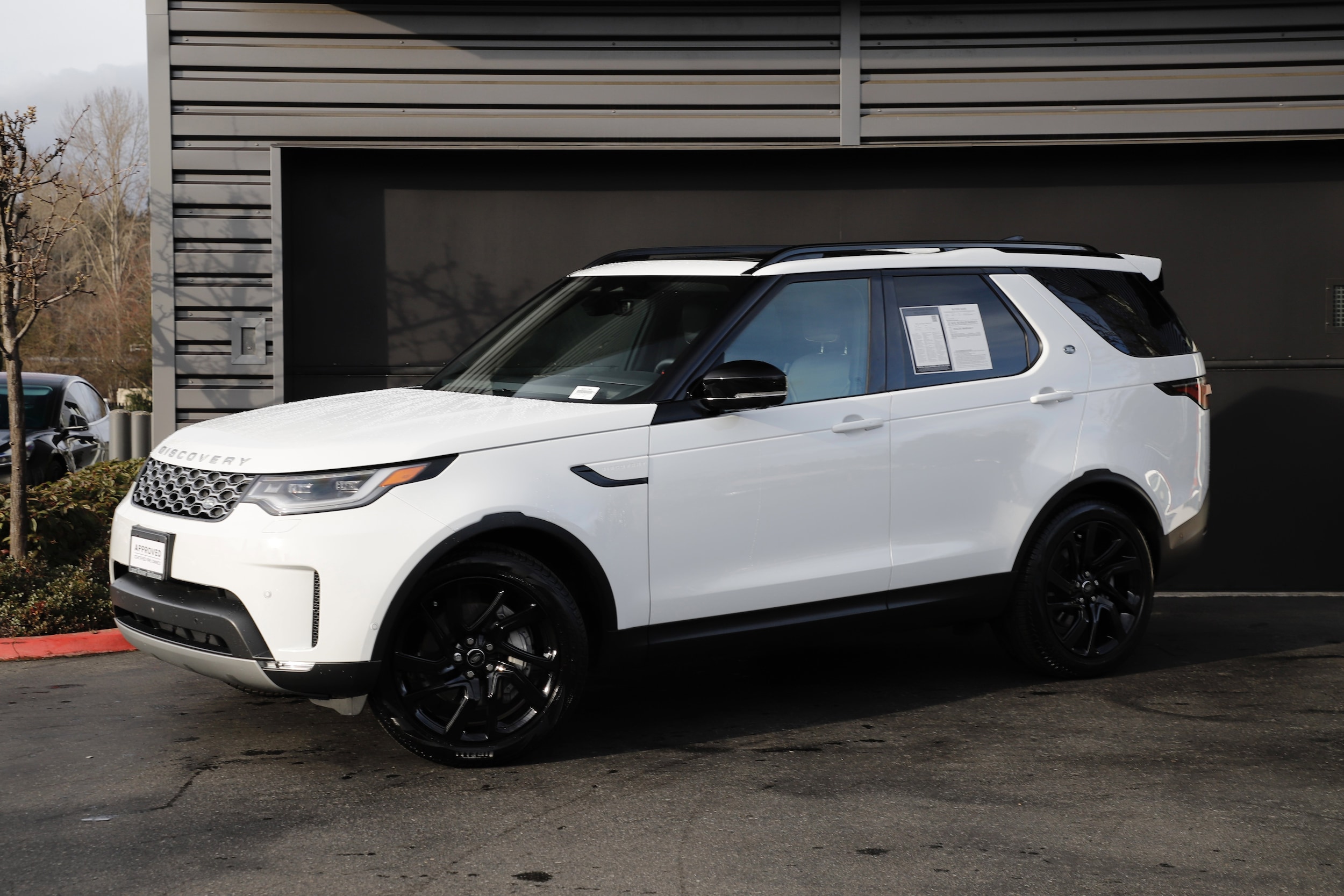 2025 Land Rover Discovery P300 S's photo