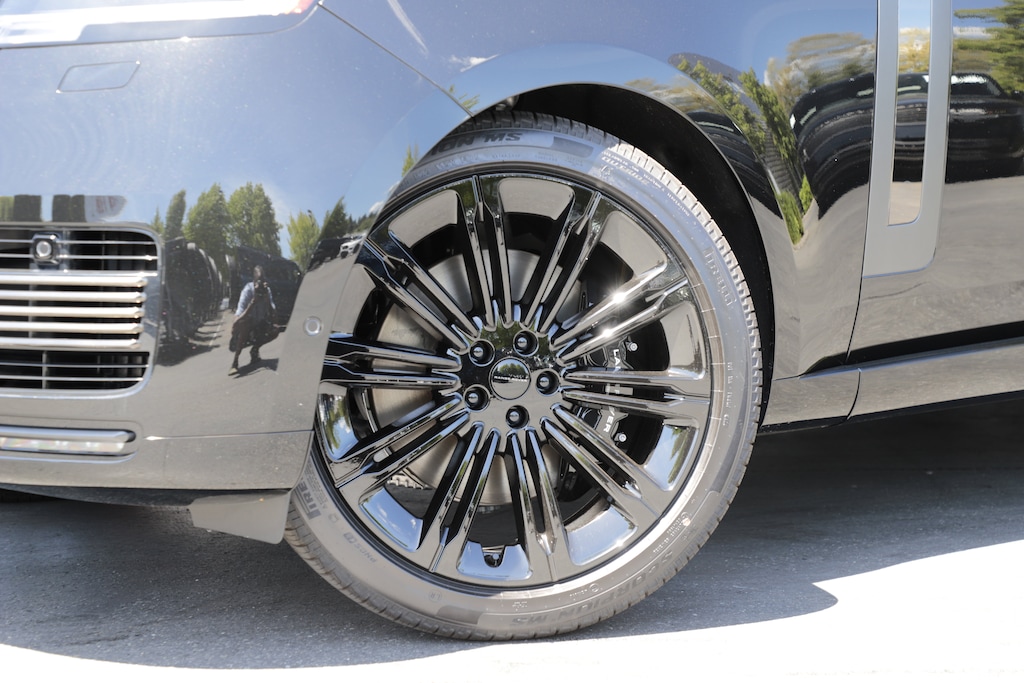 New 2026 Land Rover Range Rover SV Signature Suite SUV