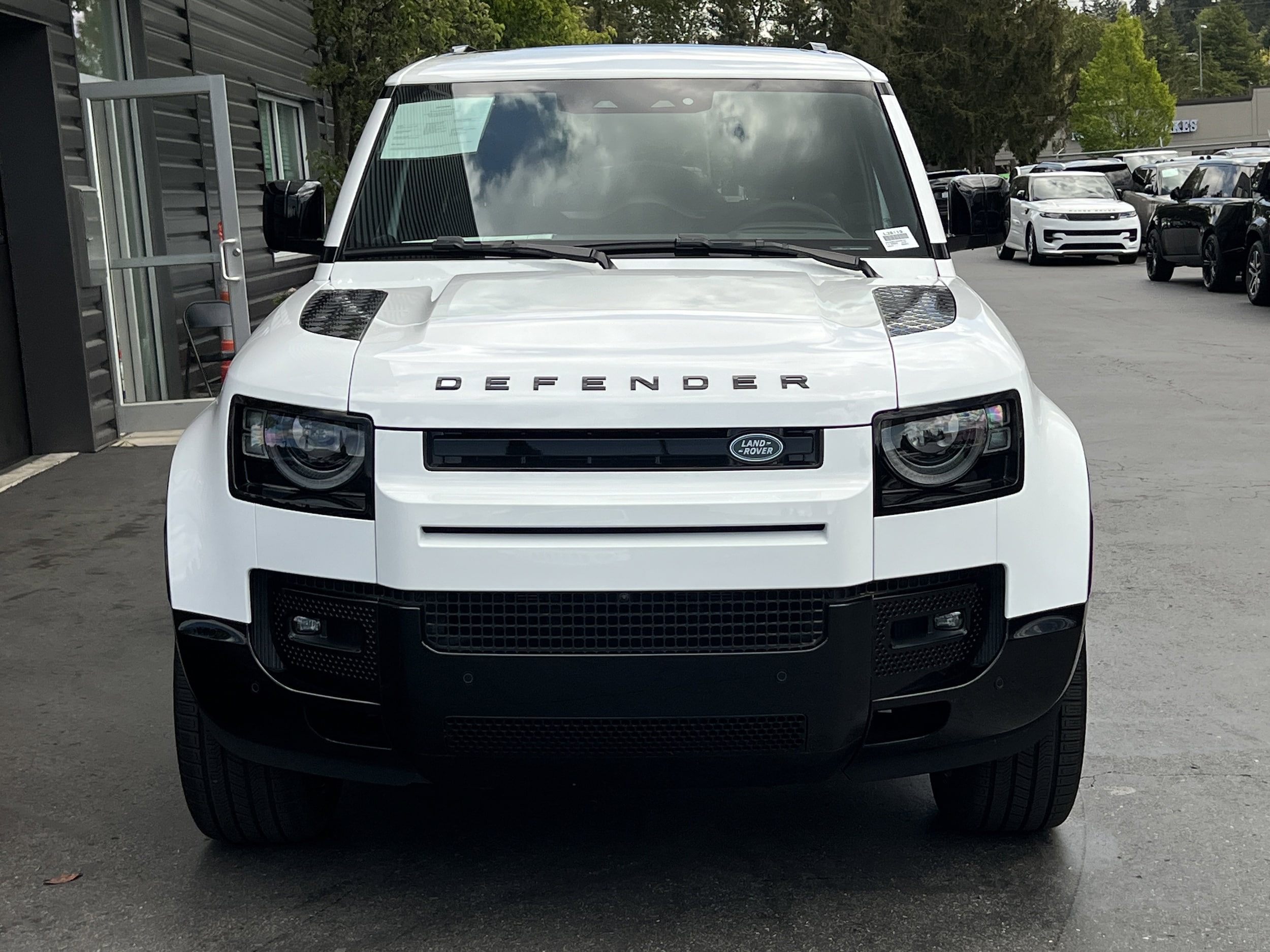2025 Land Rover Defender 90 X-Dynamic SE photo 4