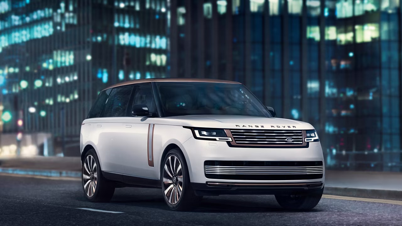 2026 Range Rover SV Serenity model cruising