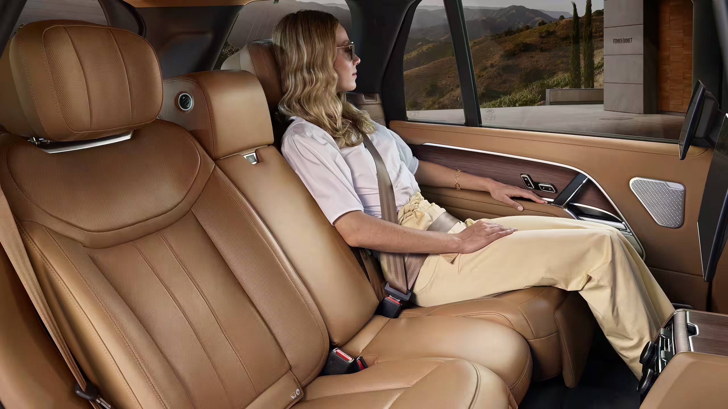 2024-range-rover-passenger-backseat-lounge.png