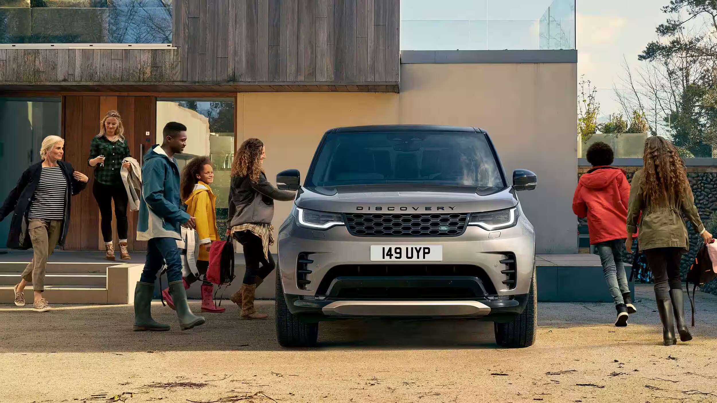 2024-land-rover-discovery-family.png