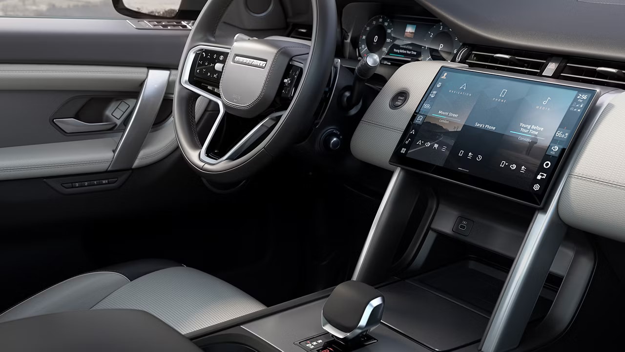 2025-land-rover-discovery-sport-int-dash-close-tech.png