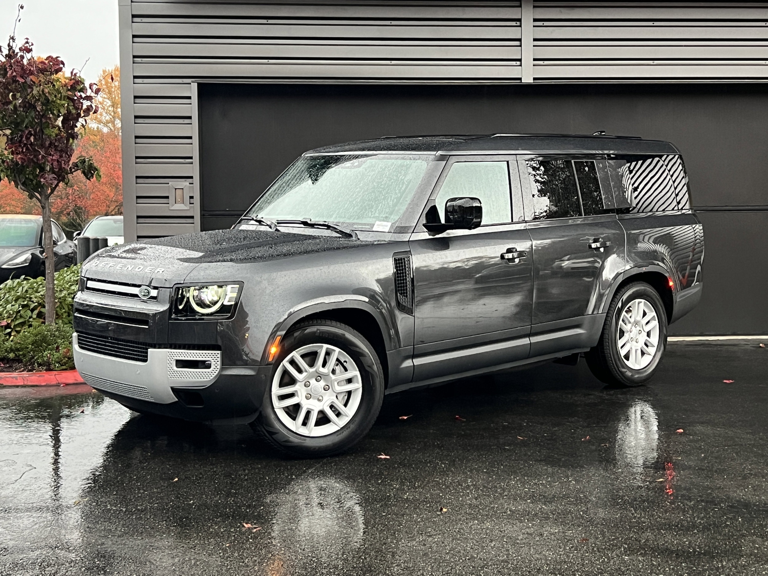 2025 Land Rover Defender S's photo