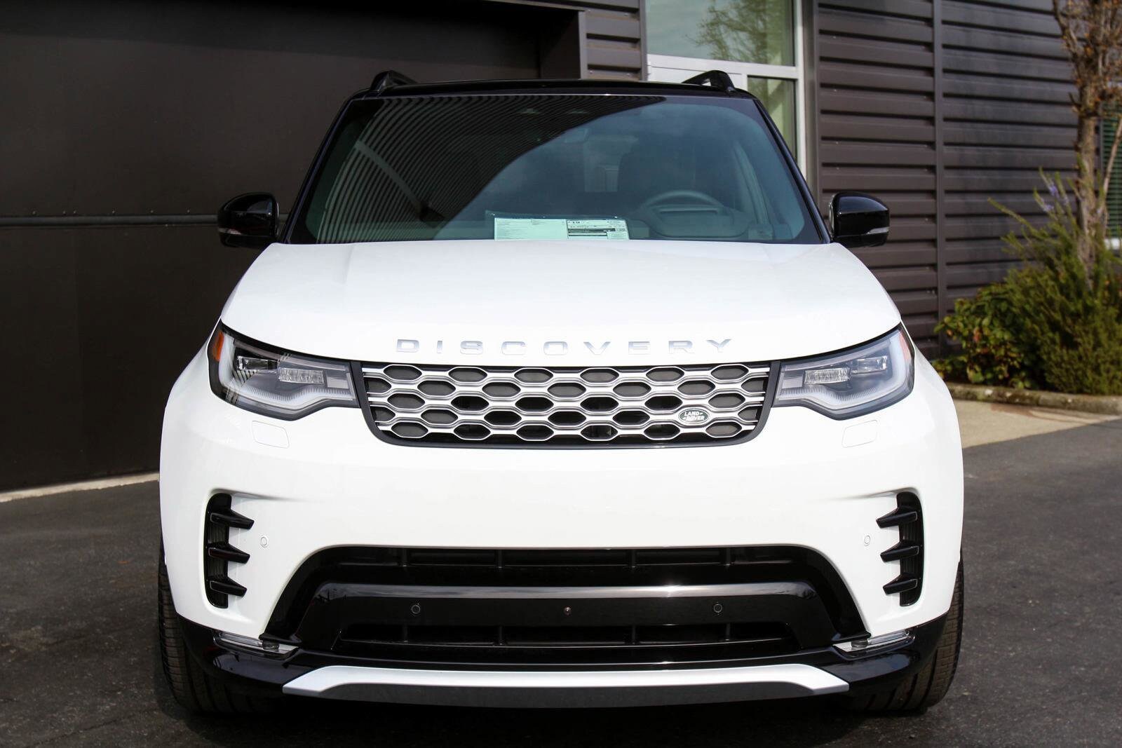2024 Land Rover Discovery Metropolitan Edition photo 3
