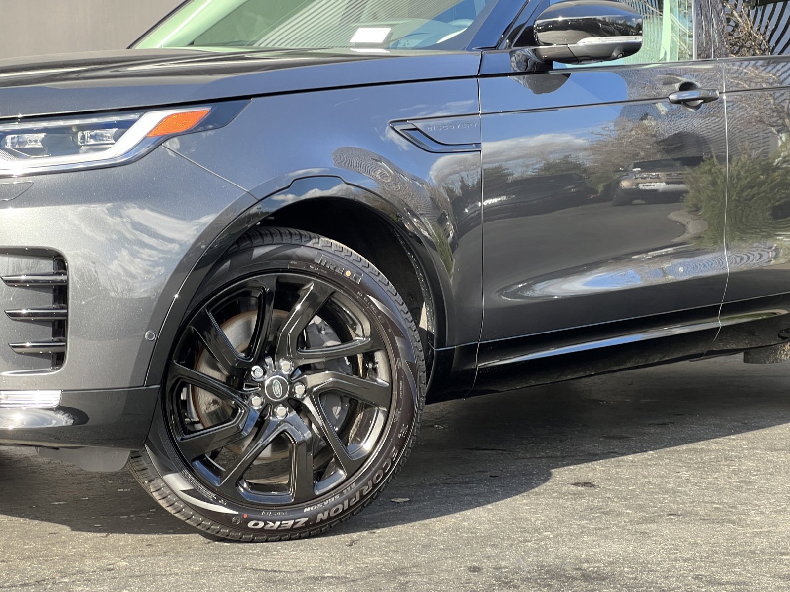 2025 Land Rover Discovery SE photo 2
